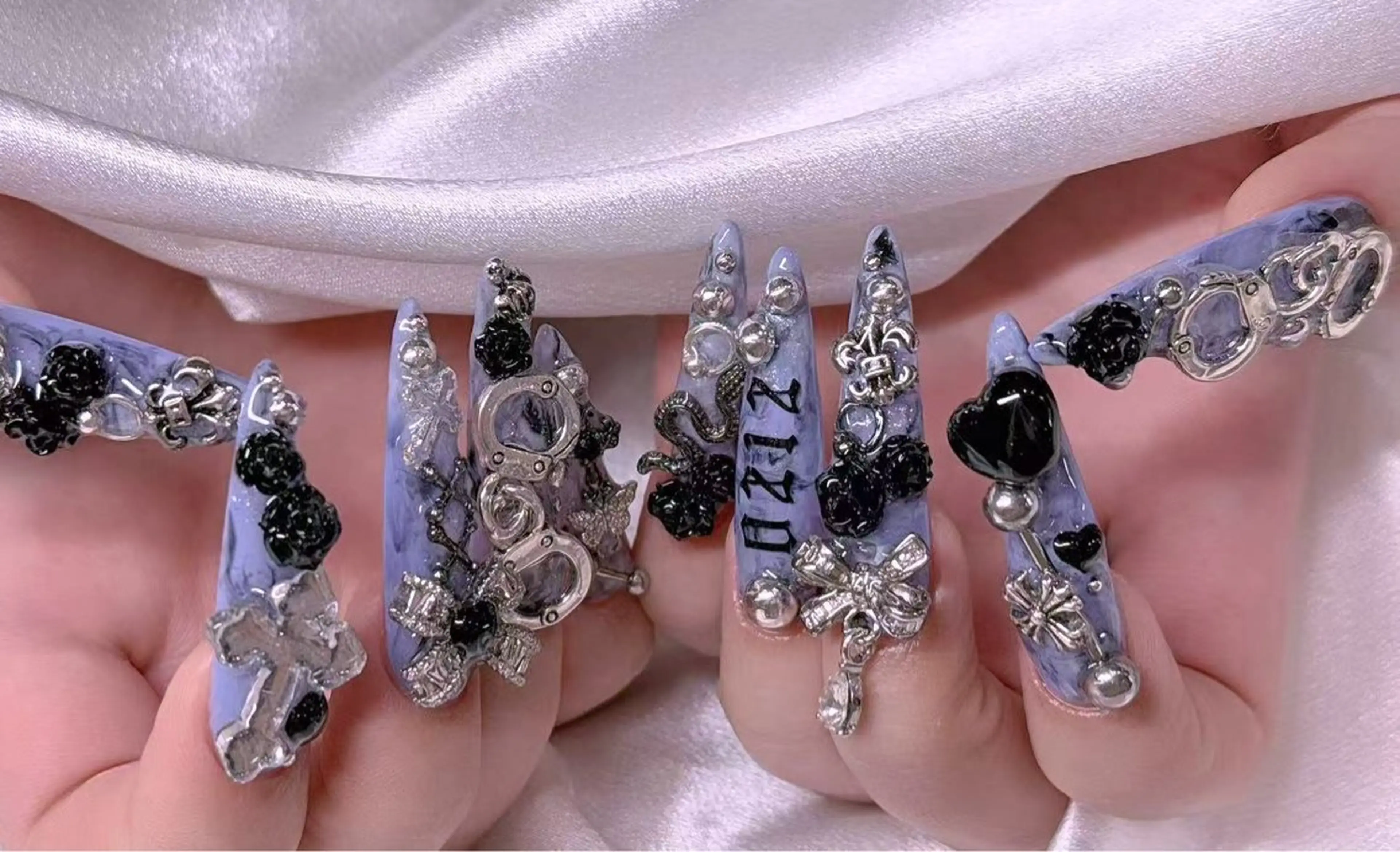 ネイル ブルー チークネイル フレンチネイル ハート ホログラムネイル 美爪パラジェル導入店 Sunnilyのネイルデザイン