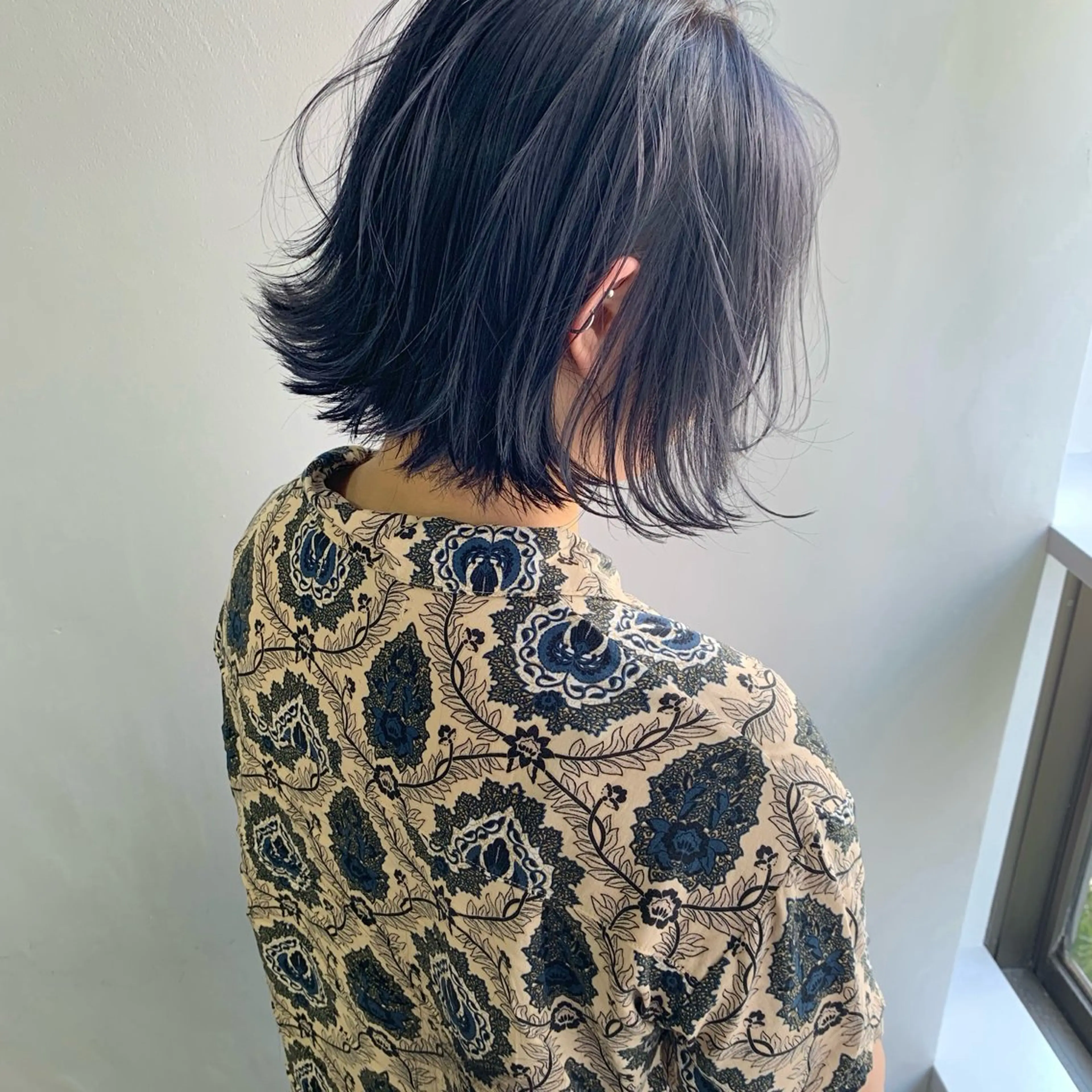 ショート カラー ブリーチ ダブルカラー ネイビーカラー ブリーチなしカラー ボブ カット ヘアカラー レイヤーカット🪄 耳ツボ🎀Ayumiのヘアスタイル