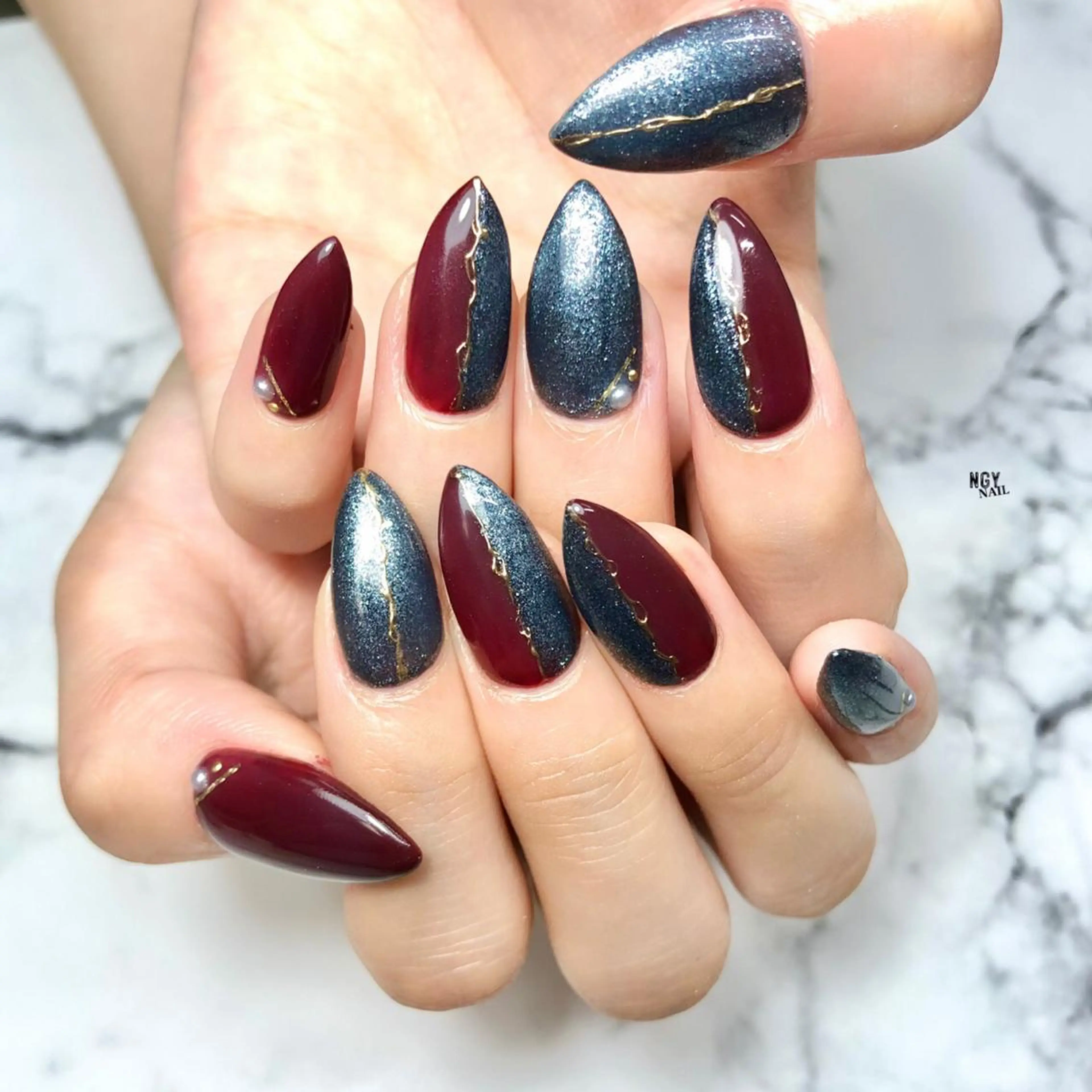 ネイル ブルー ボルドー ラメ(グリッター) ミラーネイル ニュアンスネイル ハンドネイル NAIL NOWのネイルデザイン