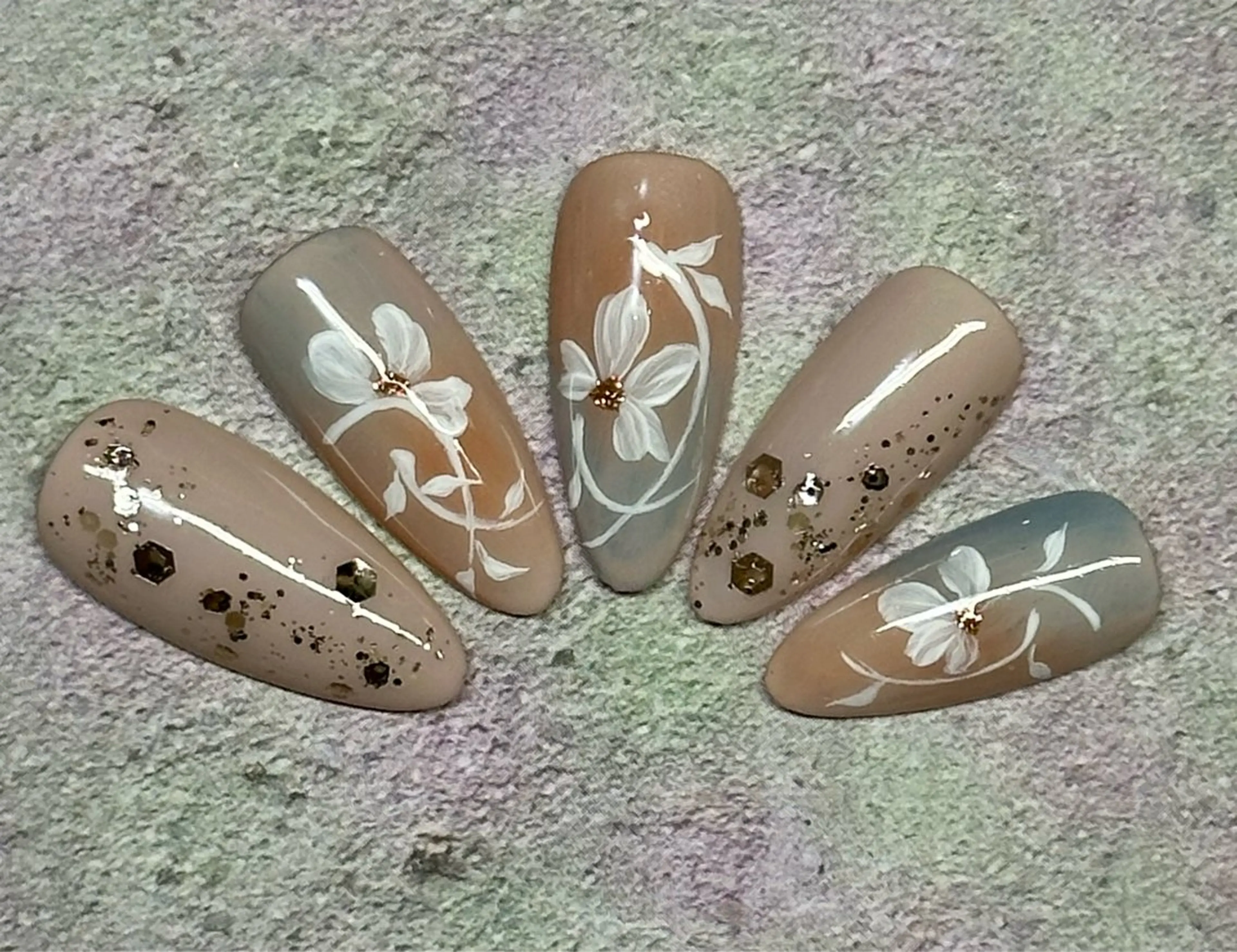 ネイル キラキラネイル マグネットネイル ミラーネイル ニュアンスネイル ワンカラーネイル M.N_ nailのネイルデザイン