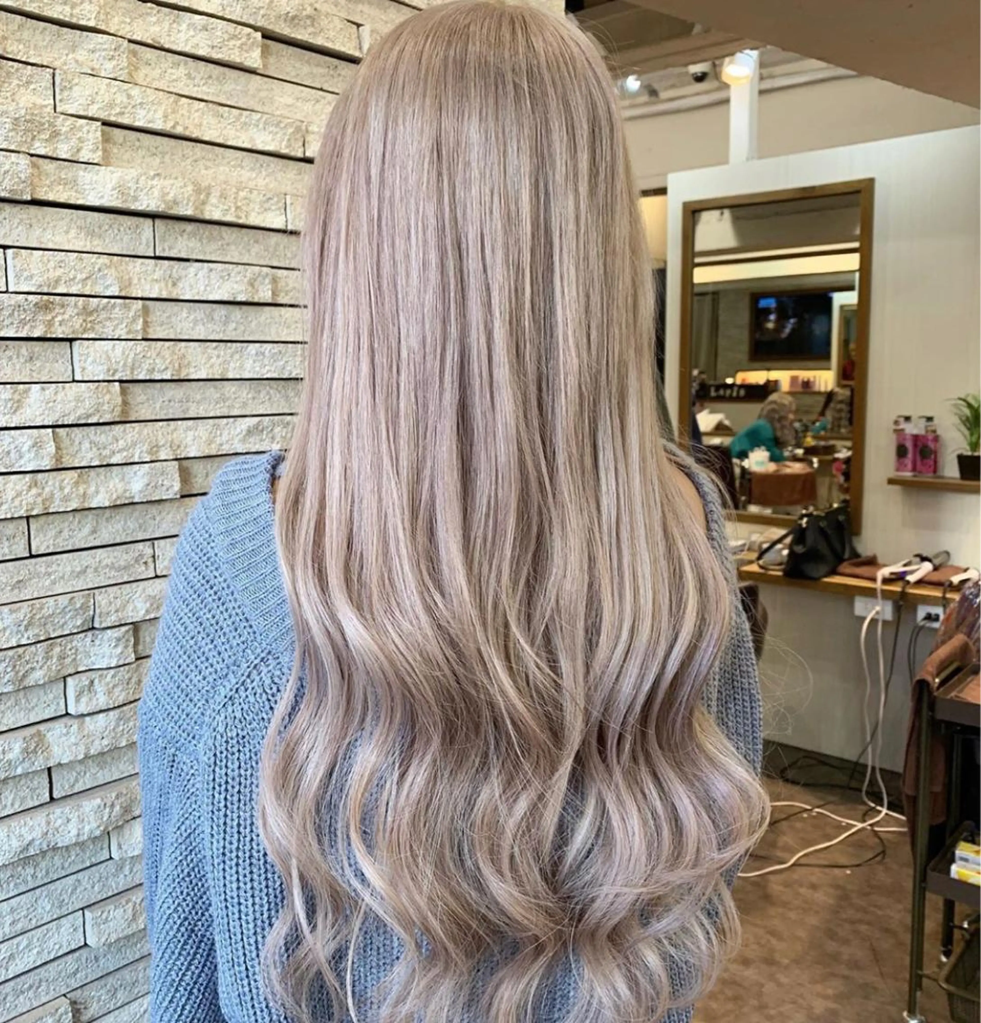 セミロング カラー ブリーチ ブロンド ホワイトブロンド ヘアカラー JIL BLAN千葉 代表　Toshikiのヘアスタイル