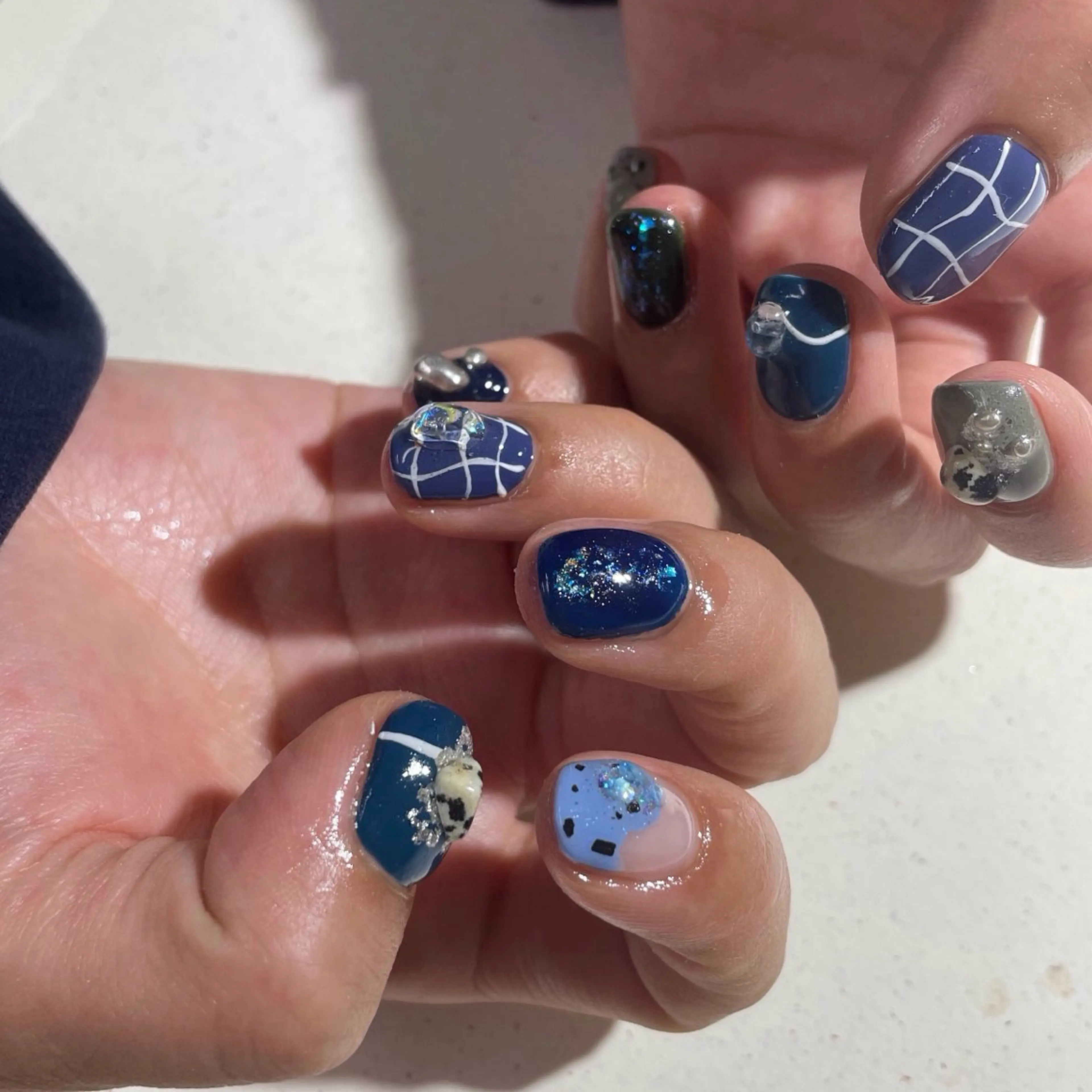 ネイル アートネイル べっ甲ネイル ジェルネイル グリーン キラキラネイル nailstudio eviz新宿店のネイルデザイン