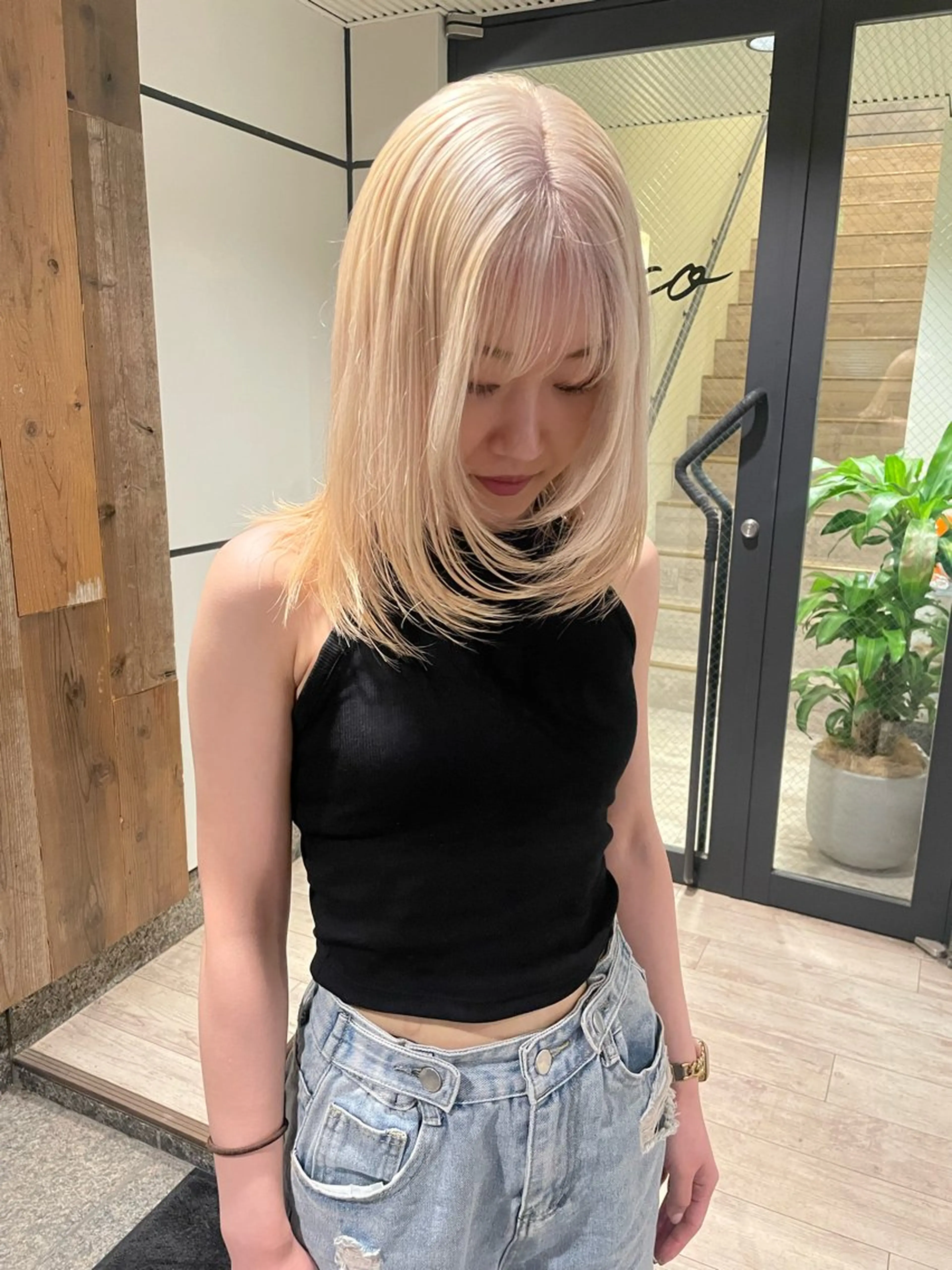 ミディアム カラー 抜きっぱなしブロンド ブロンド ヘアカラー 渋谷 留菜のヘアスタイル