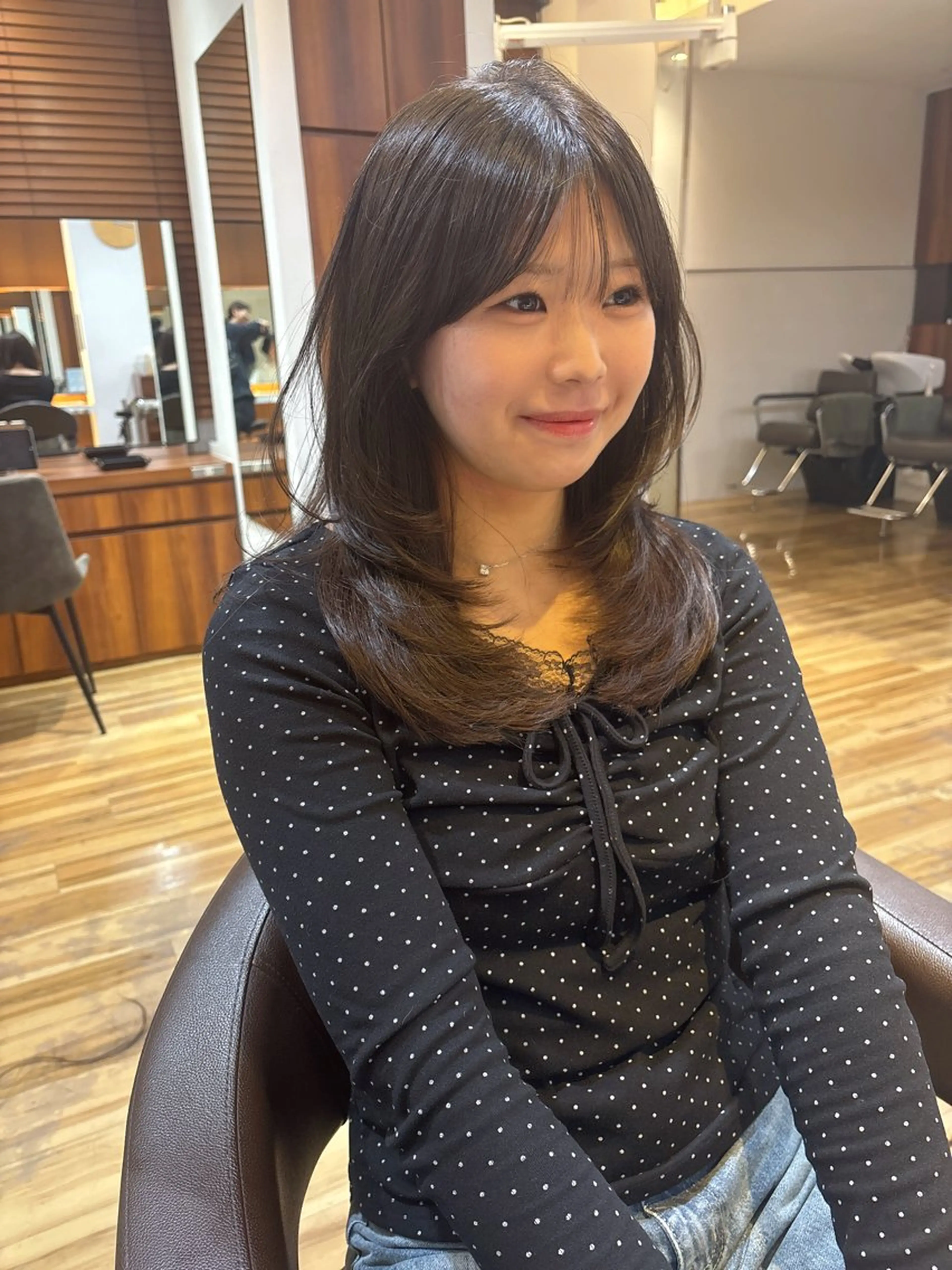 ミディアム カラー ミディアムレイヤー ベージュカラー オリーブベージュ レイヤーカット カット ヘアカラー トリートメント レイヤーカット /透明感/千葉怜寿のヘアスタイル