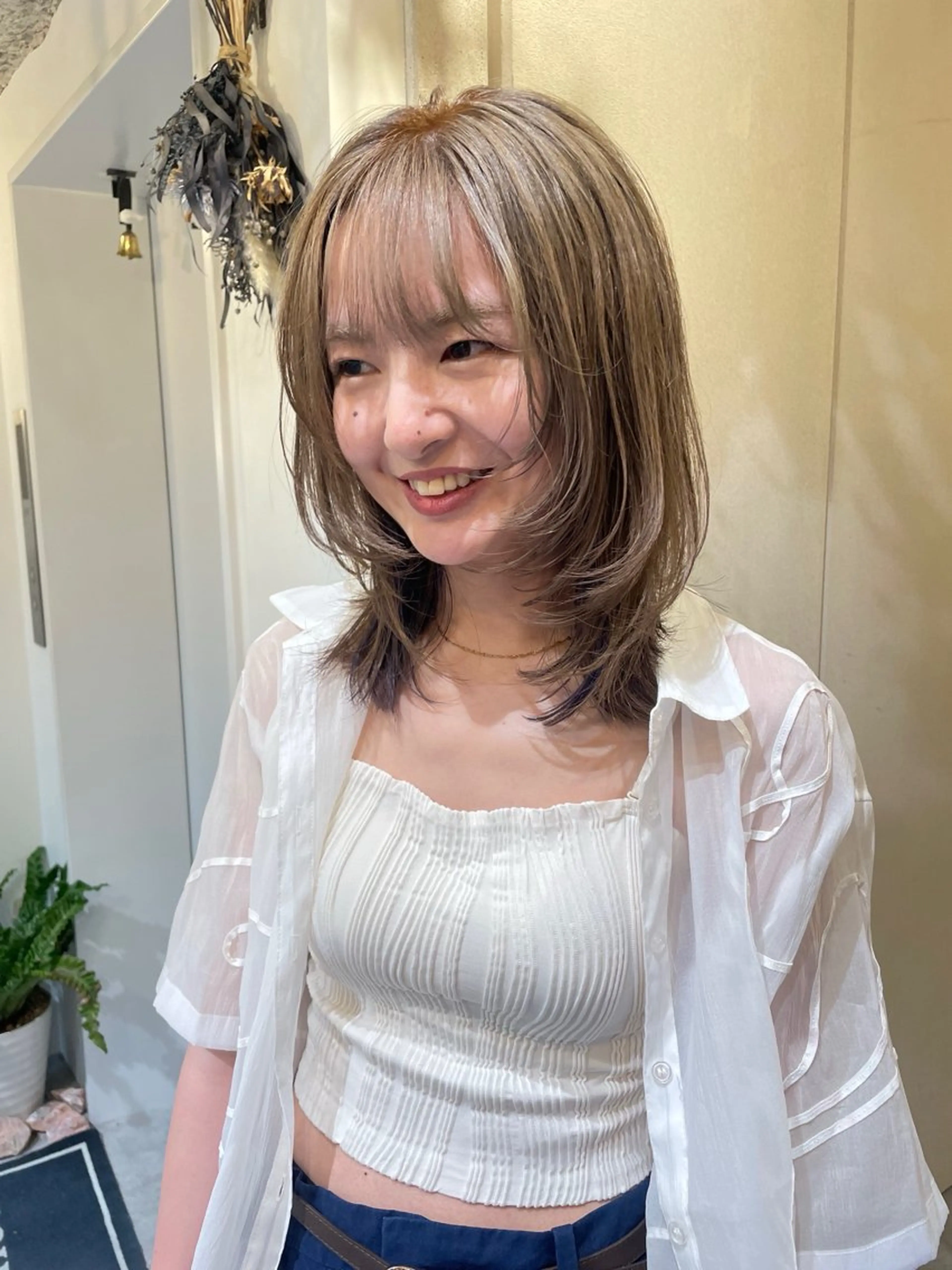 セミロング カラー ベージュカラー ミルクティーベージュ カット ヘアカラー トリートメント 狩野 羅夢のヘアスタイル