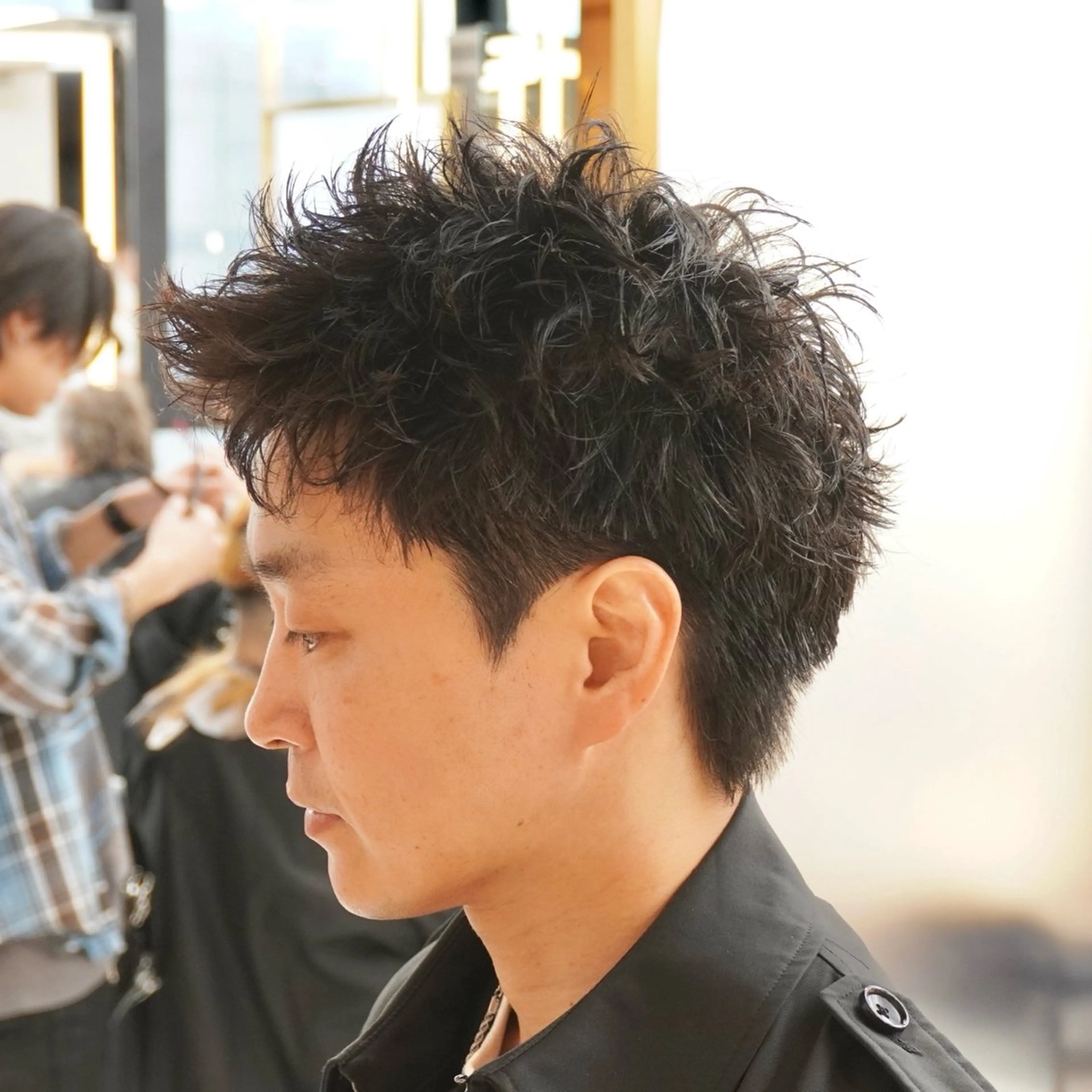 パーマ メンズ メンズブリーチ センターパート フェザーパーマ カルマパーマ メンズパーマ カット パーマ HIKARI メンズ満足度No.1のヘアスタイル