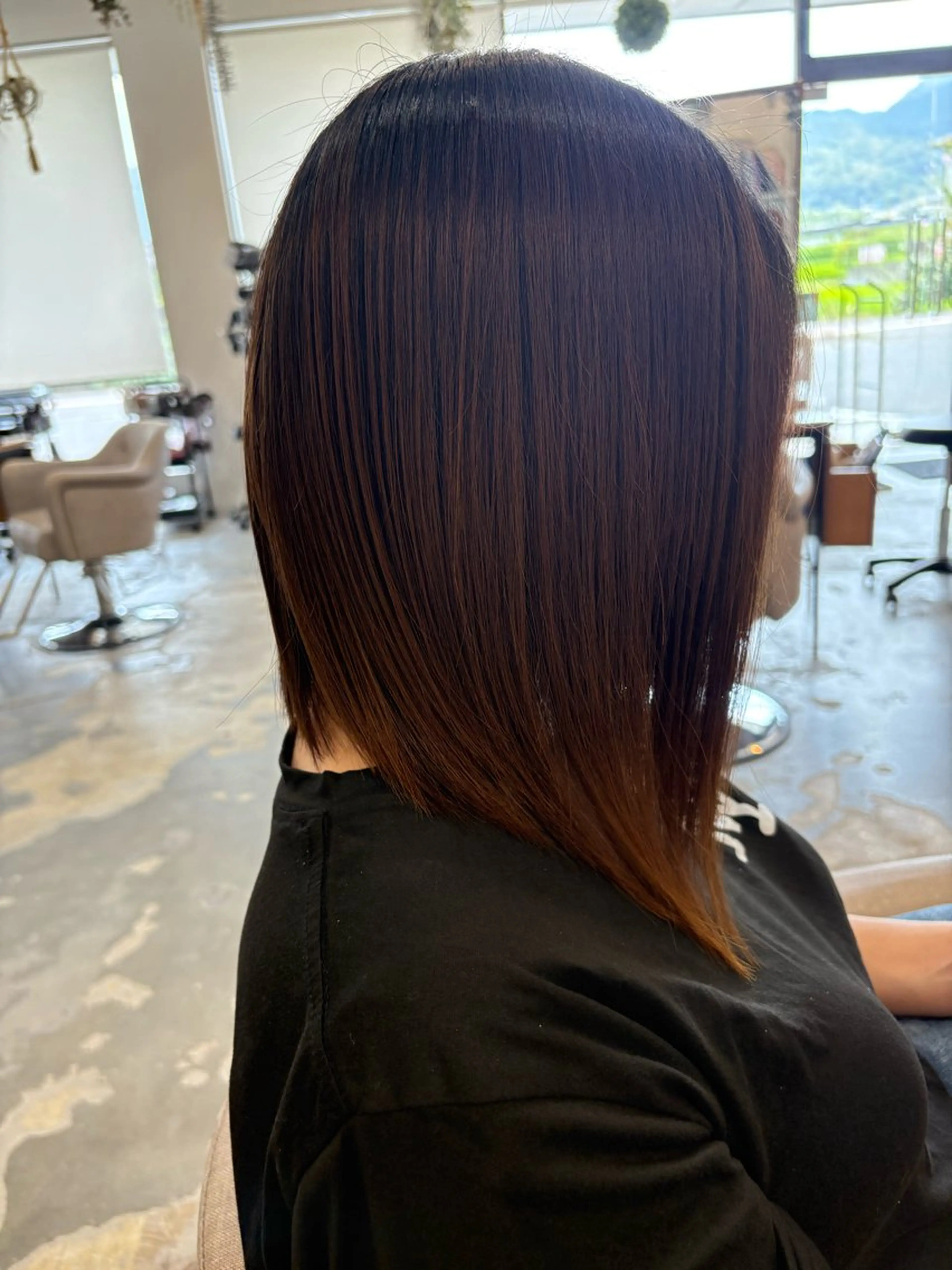 ミディアム 新畑 京子のヘアスタイル