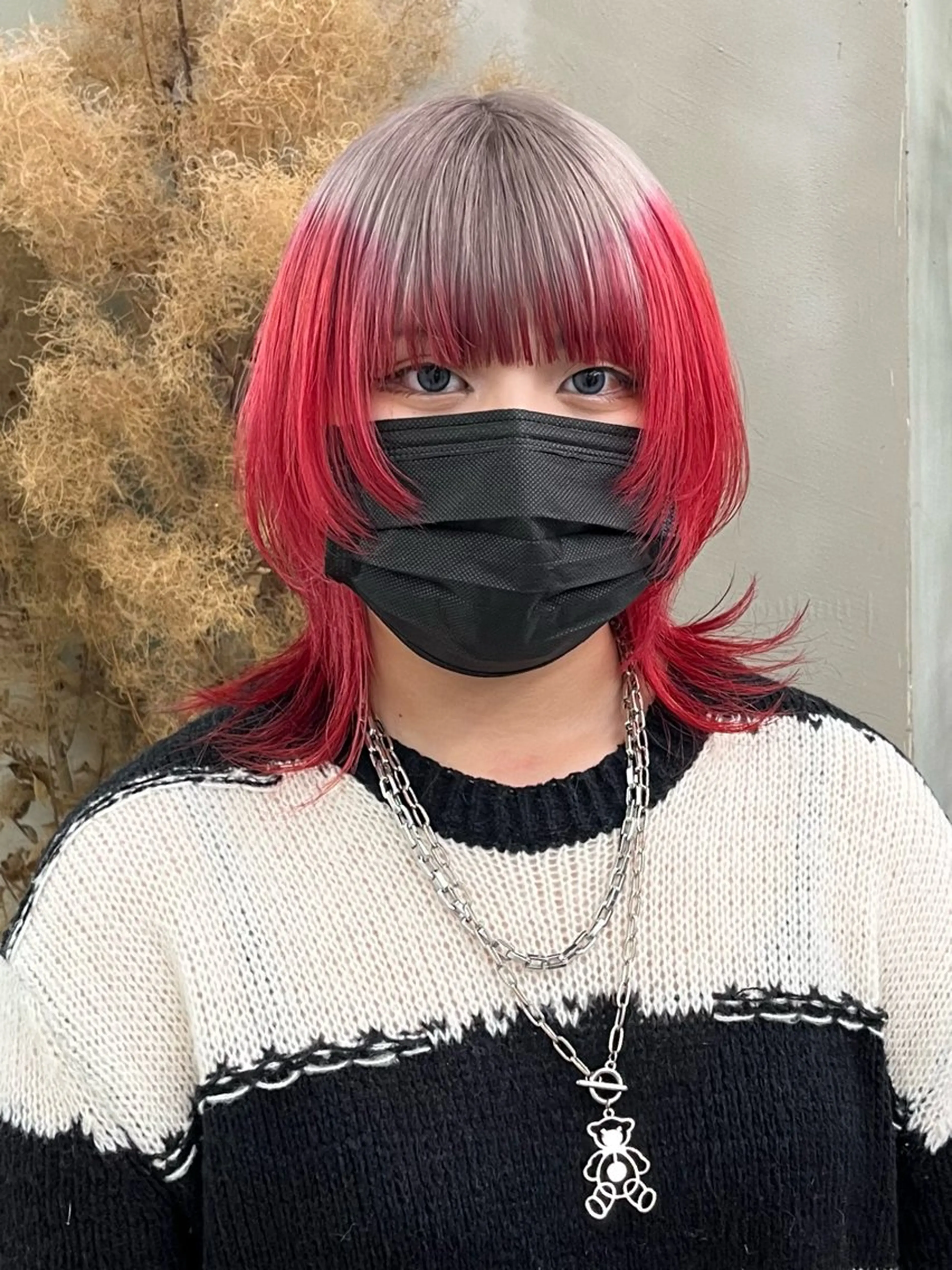 ミディアム カラー デザインカラー レッドカラー くびれヘア ウルフカット カット ヘアカラー イツク ⚡️ ルーツ/ハイトーンのヘアスタイル