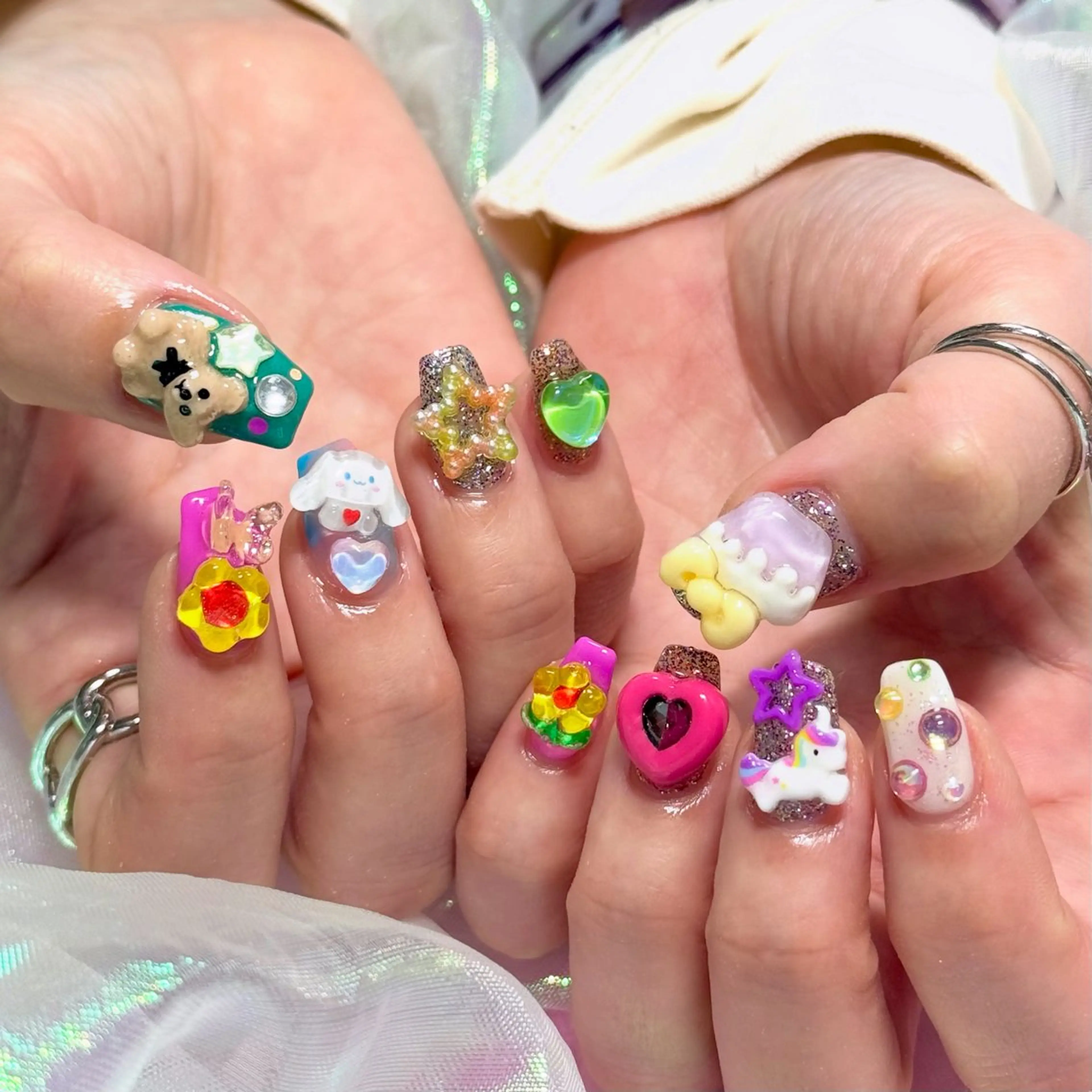 ネイル ハート キラキラネイル ハンドネイル 【OKIKA】 らん🦖🌈🧡のマツエク・マツパデザイン