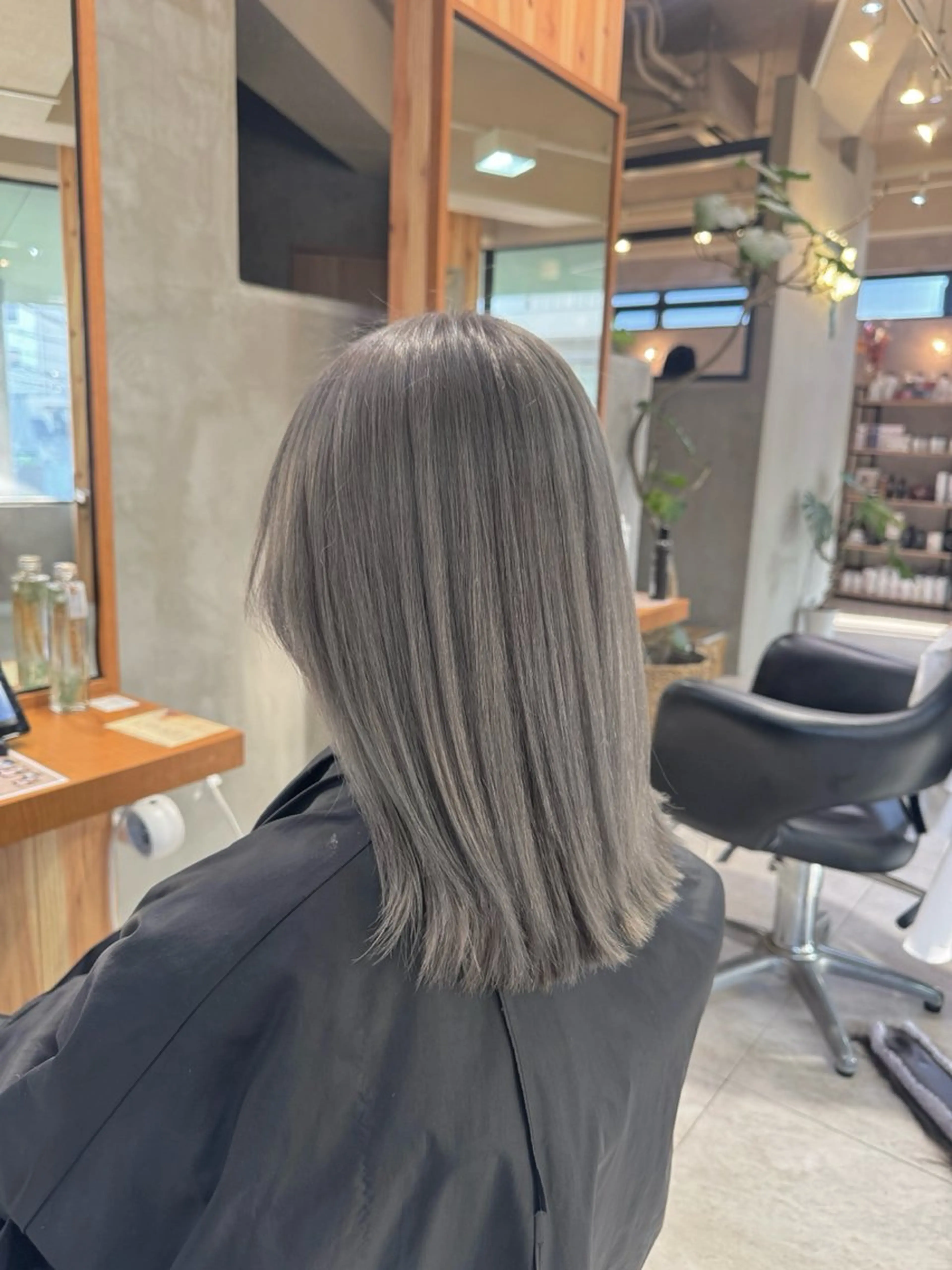 セミロング カラー ヘアアレンジ ブリーチ 佐々木  まゆかのヘアスタイル