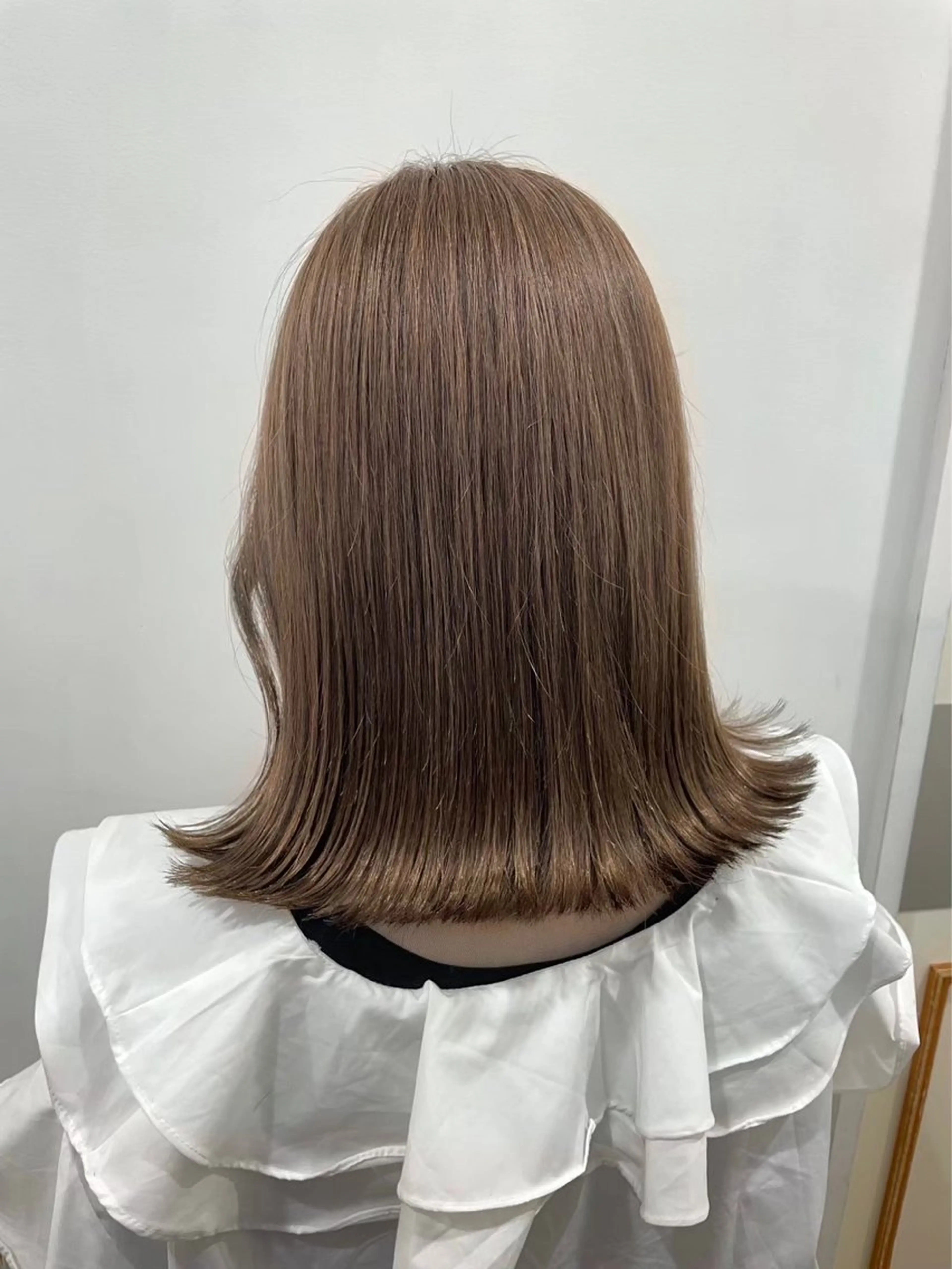 セミロング カラー ベージュカラー ブリーチ ミルクティーベージュ clan .のヘアスタイル