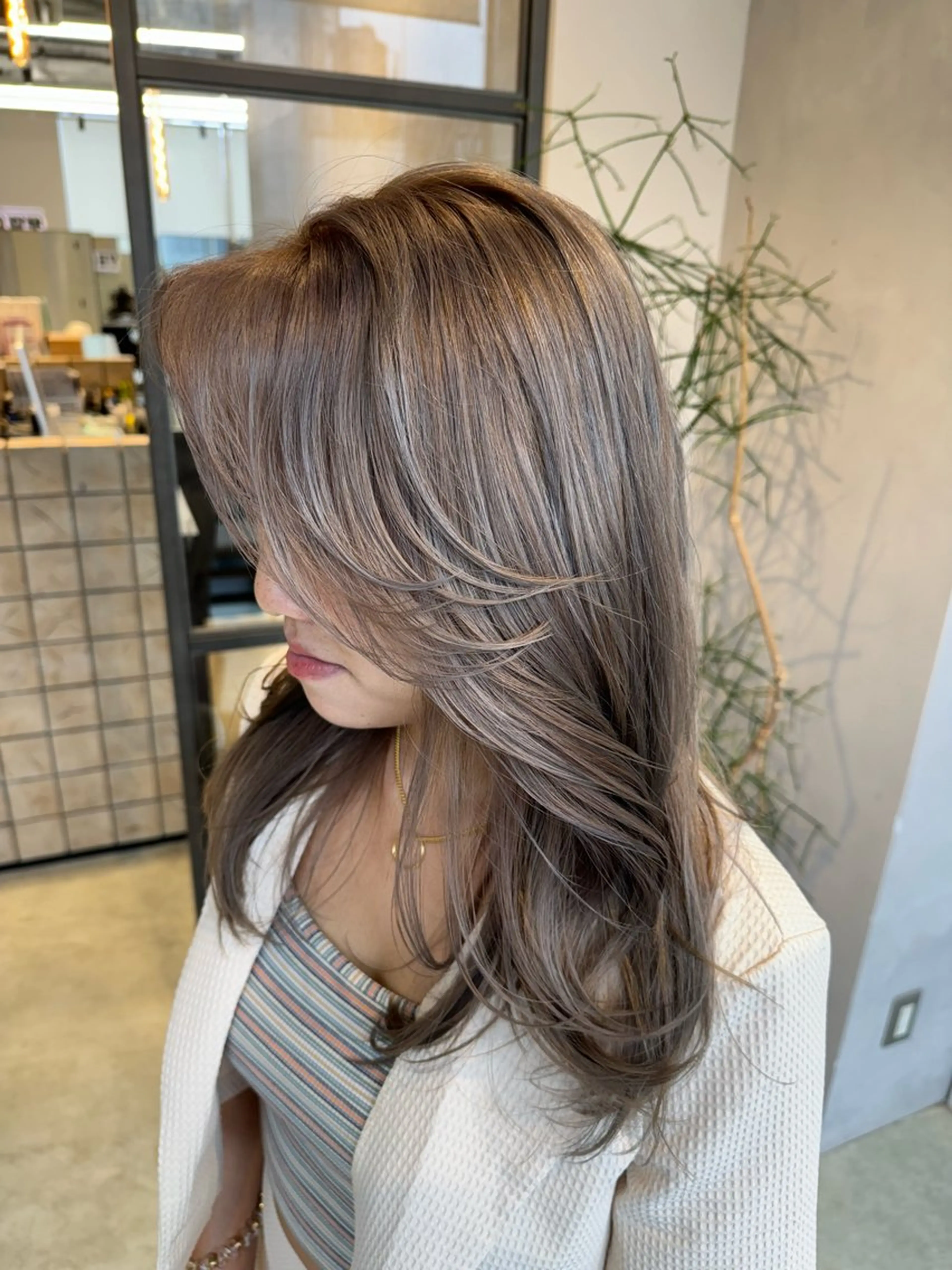 セミロング カラー グレージュ シルバー シルバーグレージュ レイヤーカット 透明感カラー✨艶髪 制作🌱山根あゆみのヘアスタイル