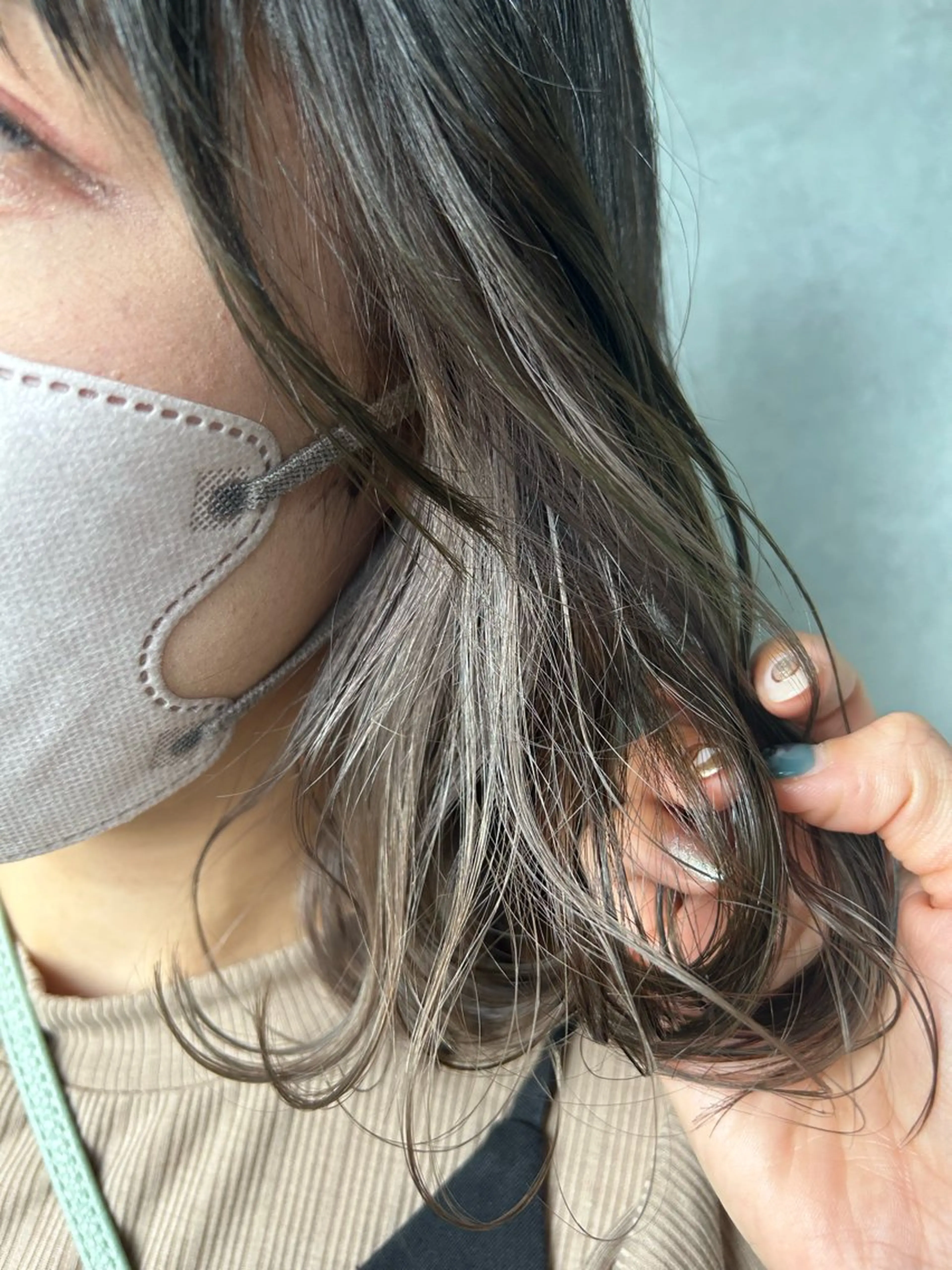 ミディアム カラー グレージュ ハイトーンカラー ハイトーングレージュ 西村 真実子のヘアスタイル