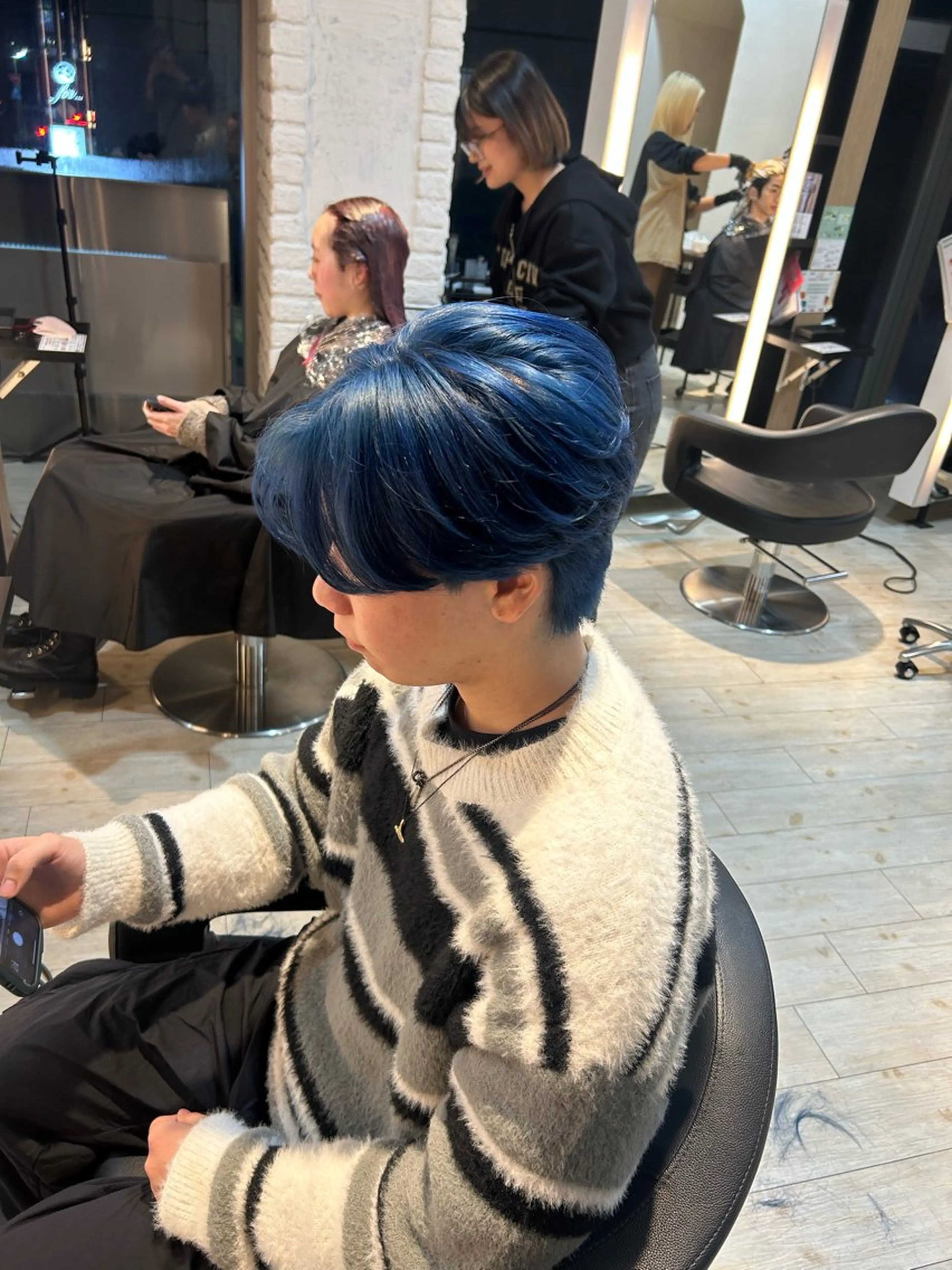 カラー メンズ センターパート ブルーカラー ネイビーカラー シルバー カット ヘアカラー トリートメント 有働由良／ハイトーン ／韓国メンズヘアのヘアスタイル