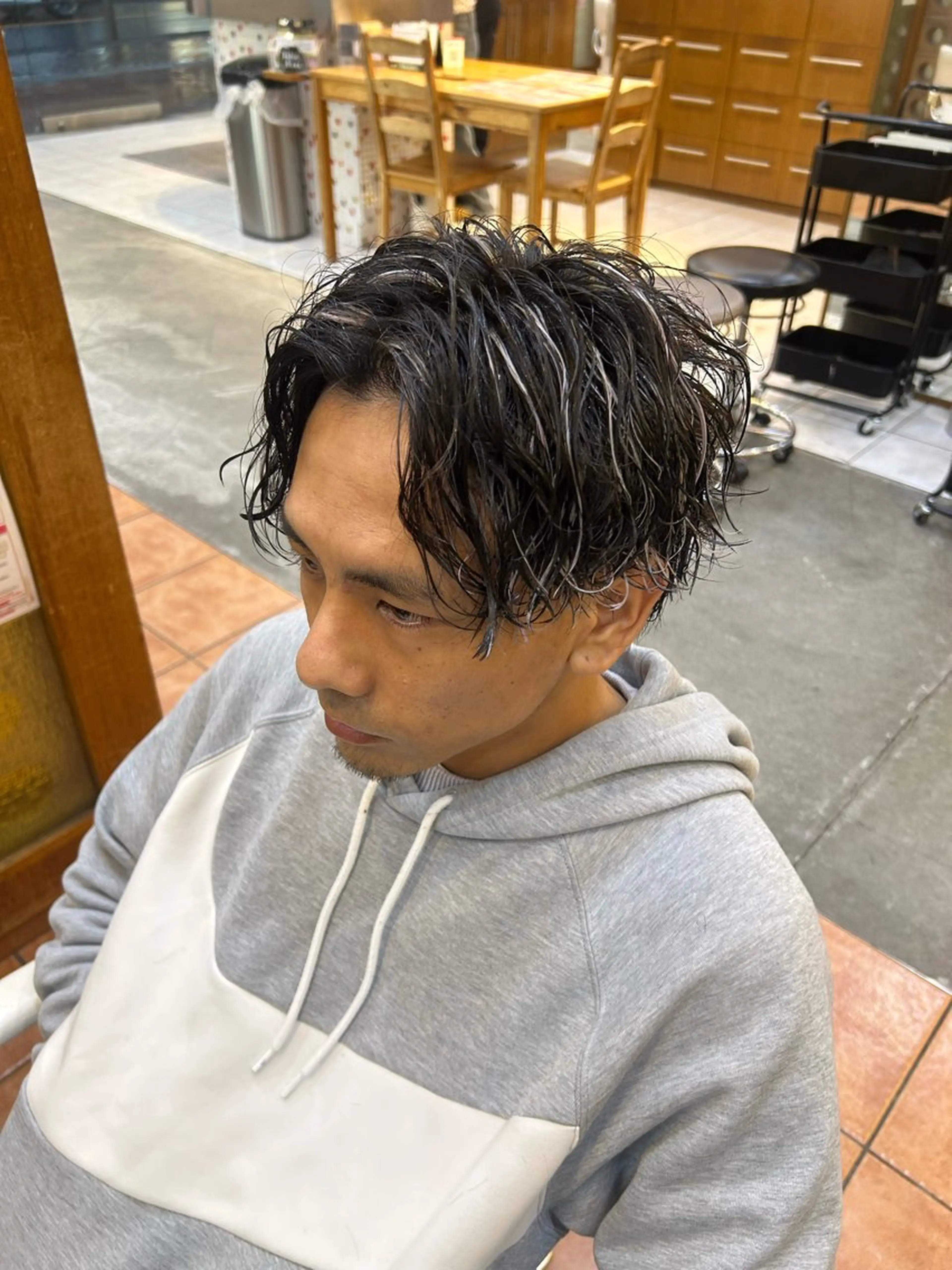 ショート カラー パーマ メンズ メンズハイライト メンズメッシュ メンズパーマ ツイストスパイラルパーマ ハイライトカラー TUM🔥フェード/ メンズパーマのヘアスタイル