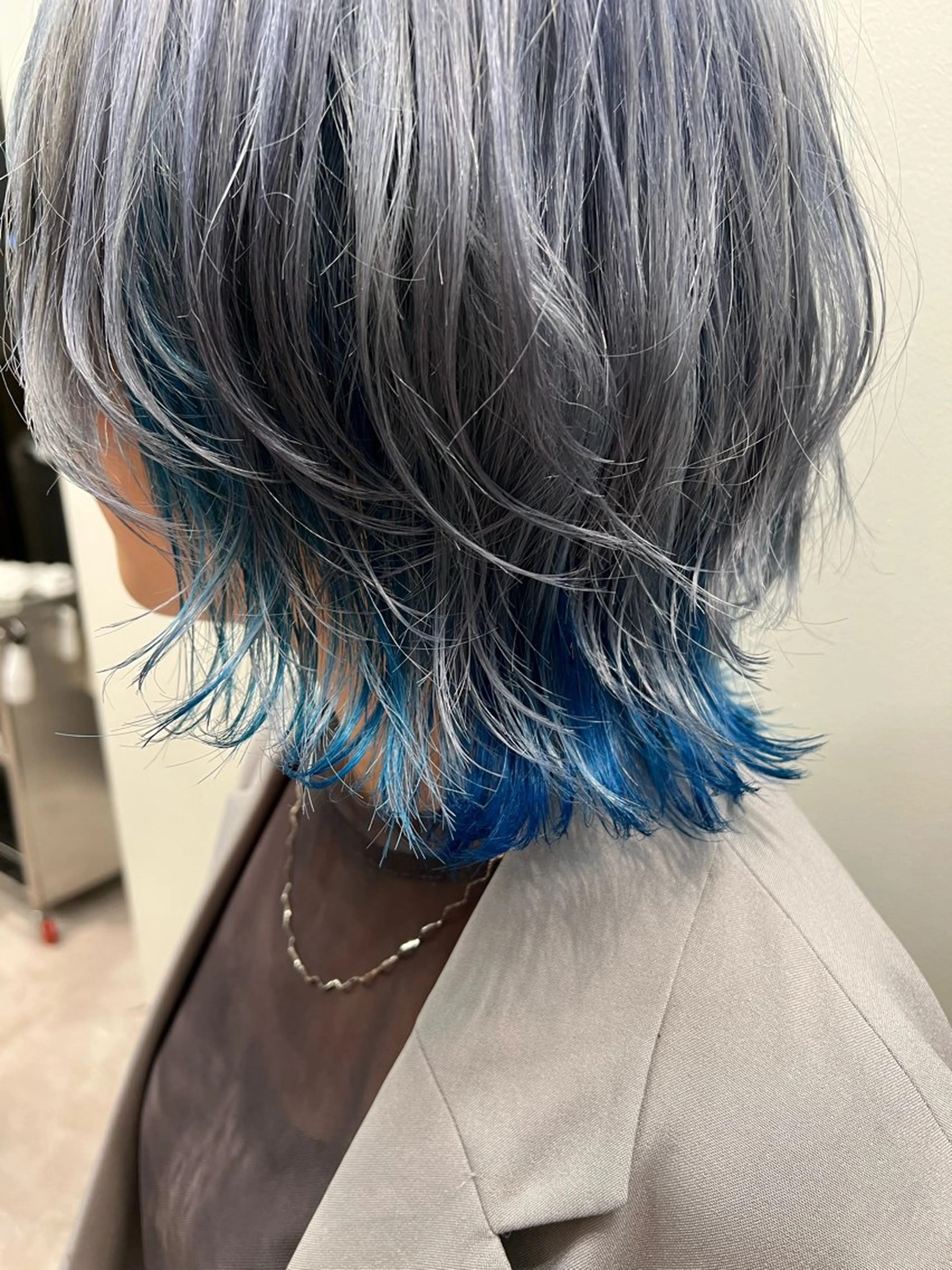 ミディアム カラー ブルーカラー デザインカラー シルバー 堀江 /木下椋麻のヘアスタイル