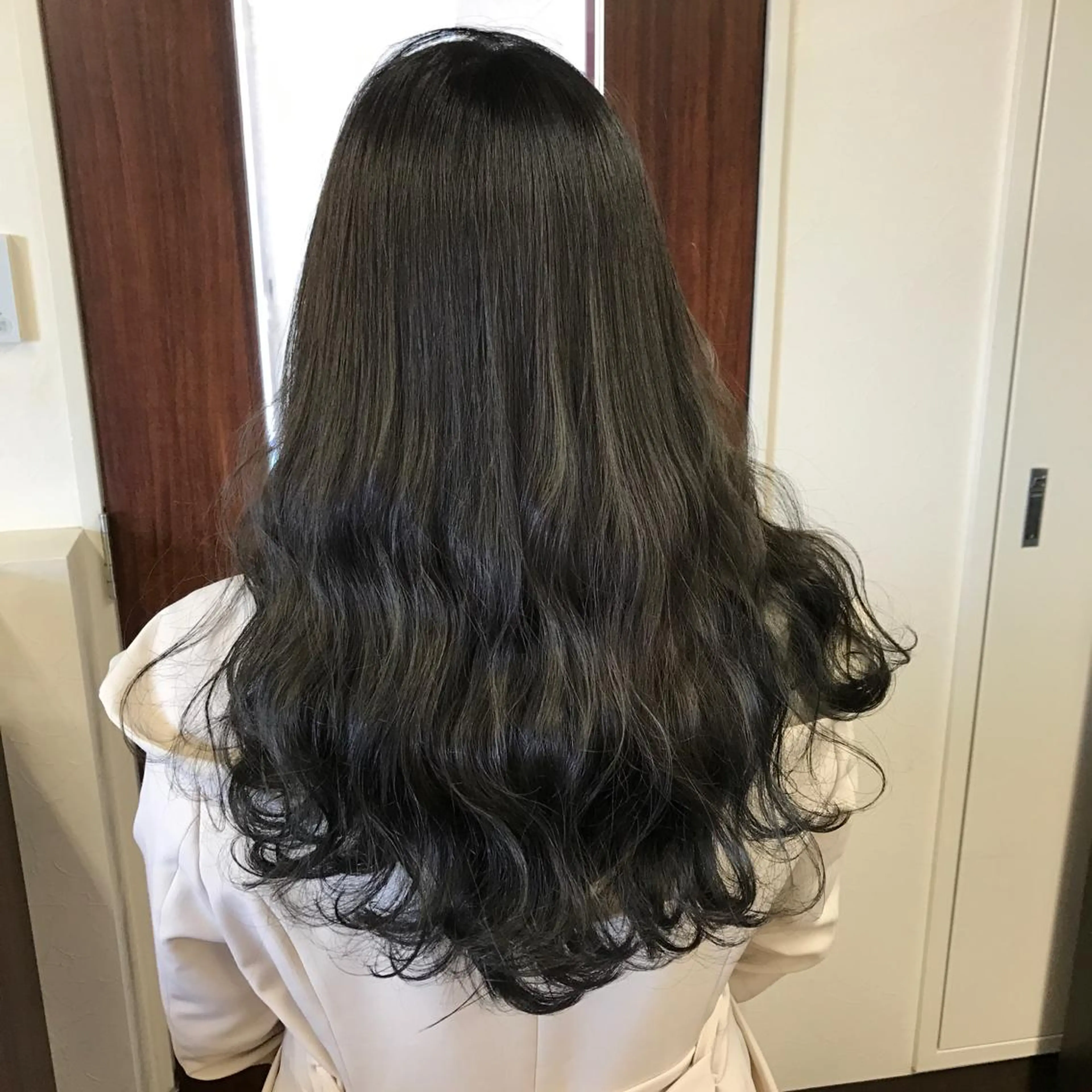 ロング カラー SHIN/レイヤー カット×クロスパーマのヘアスタイル