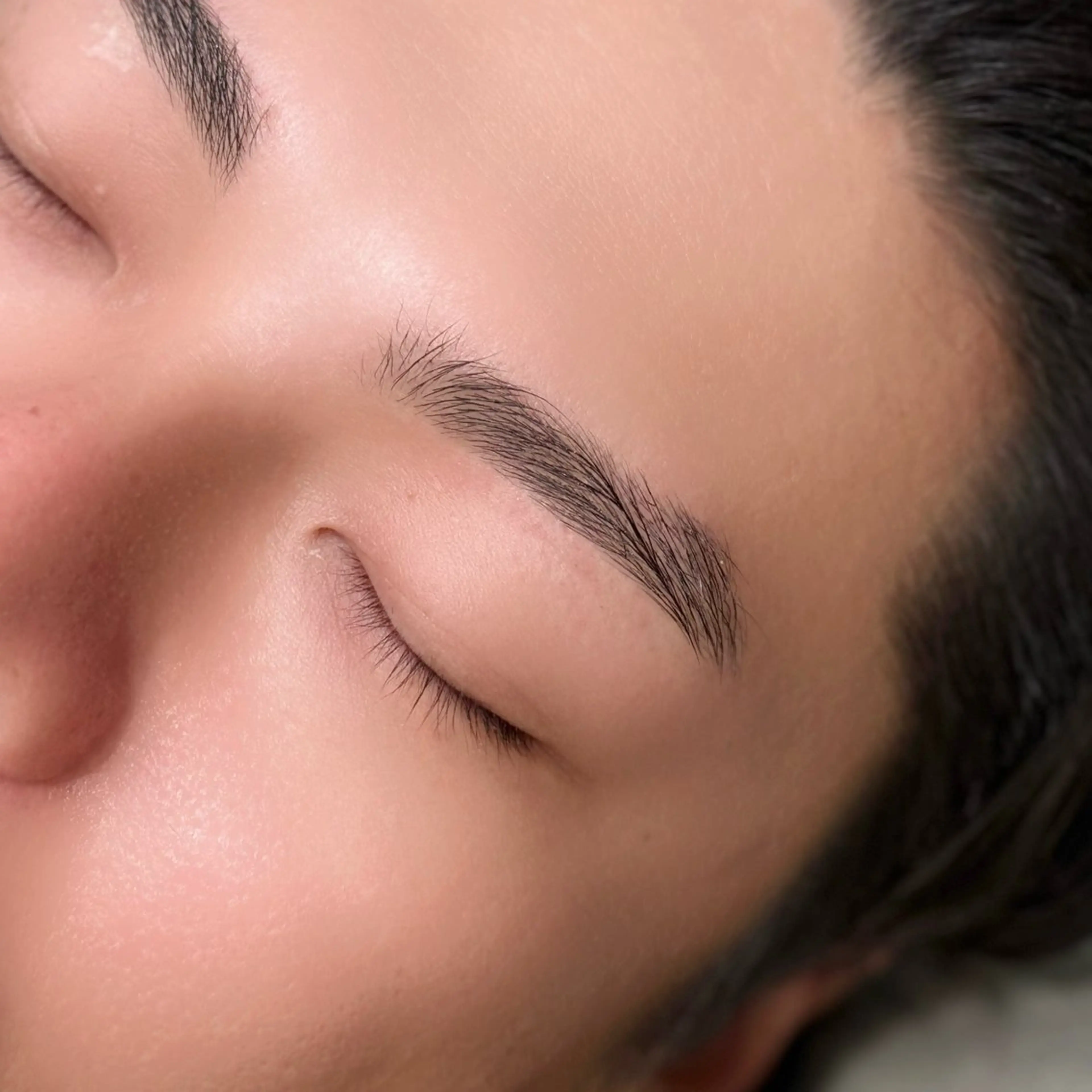 《 お顔の印象は目元が７割 》メンズアイブロウワックスの写真