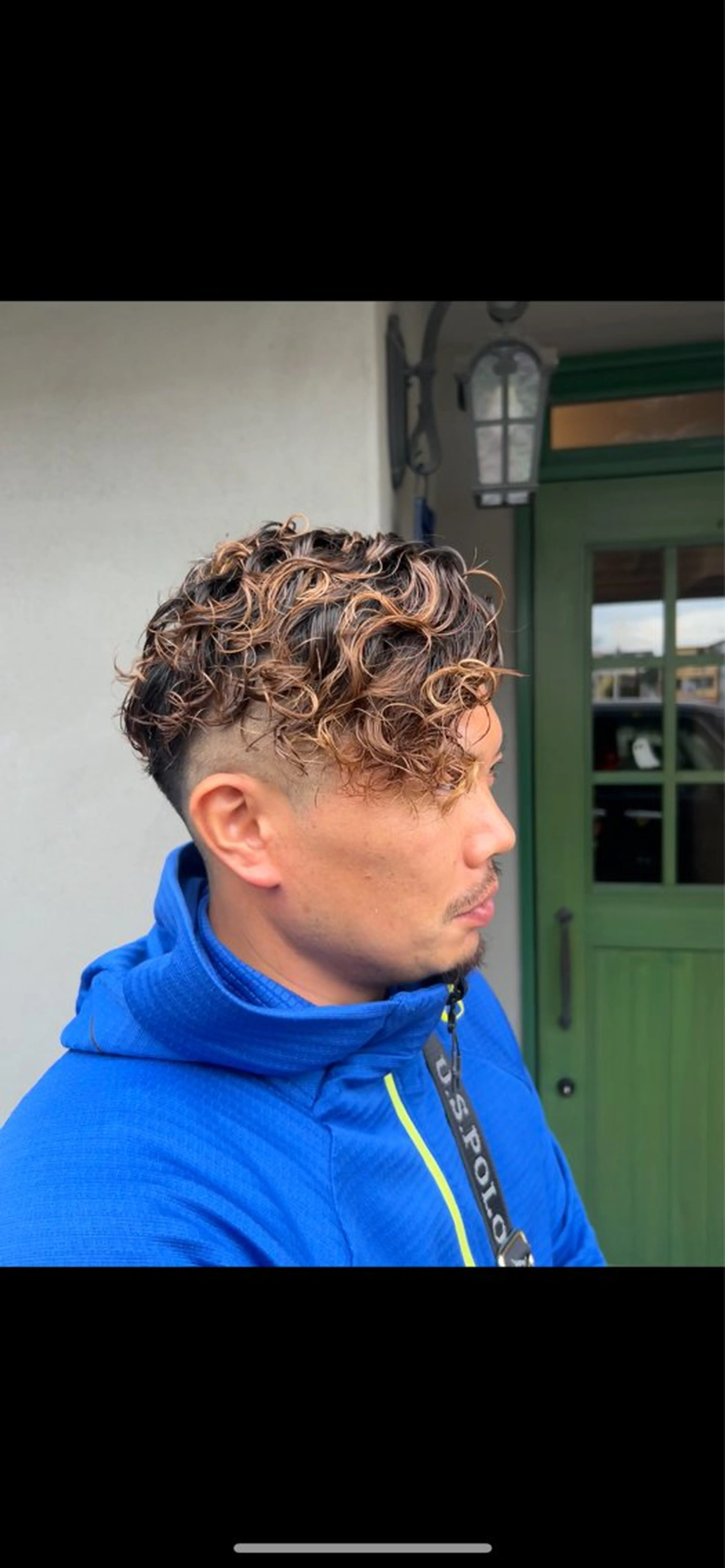 ショート パーマ メンズ センターパート フェードカット メンズハイトーン マッシュ メンズパーマ カット パーマ SHION men's permのヘアスタイル