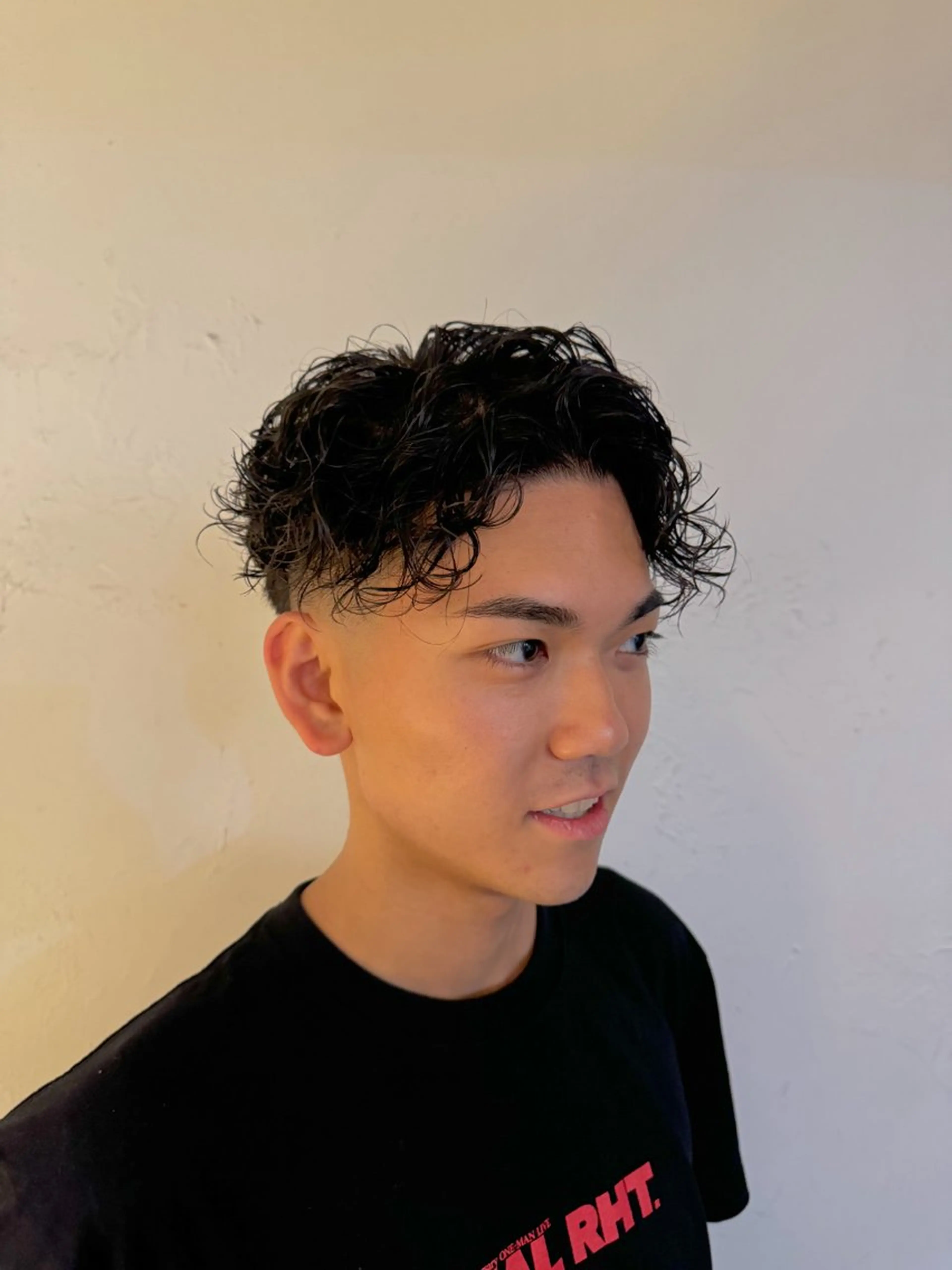 ショート パーマ メンズ センターパート ダウンパーマ フェードカット メンズハイライト メンズパーマ カット パーマ トリートメント 💈メンズ特化💈 TASUKUのヘアスタイル