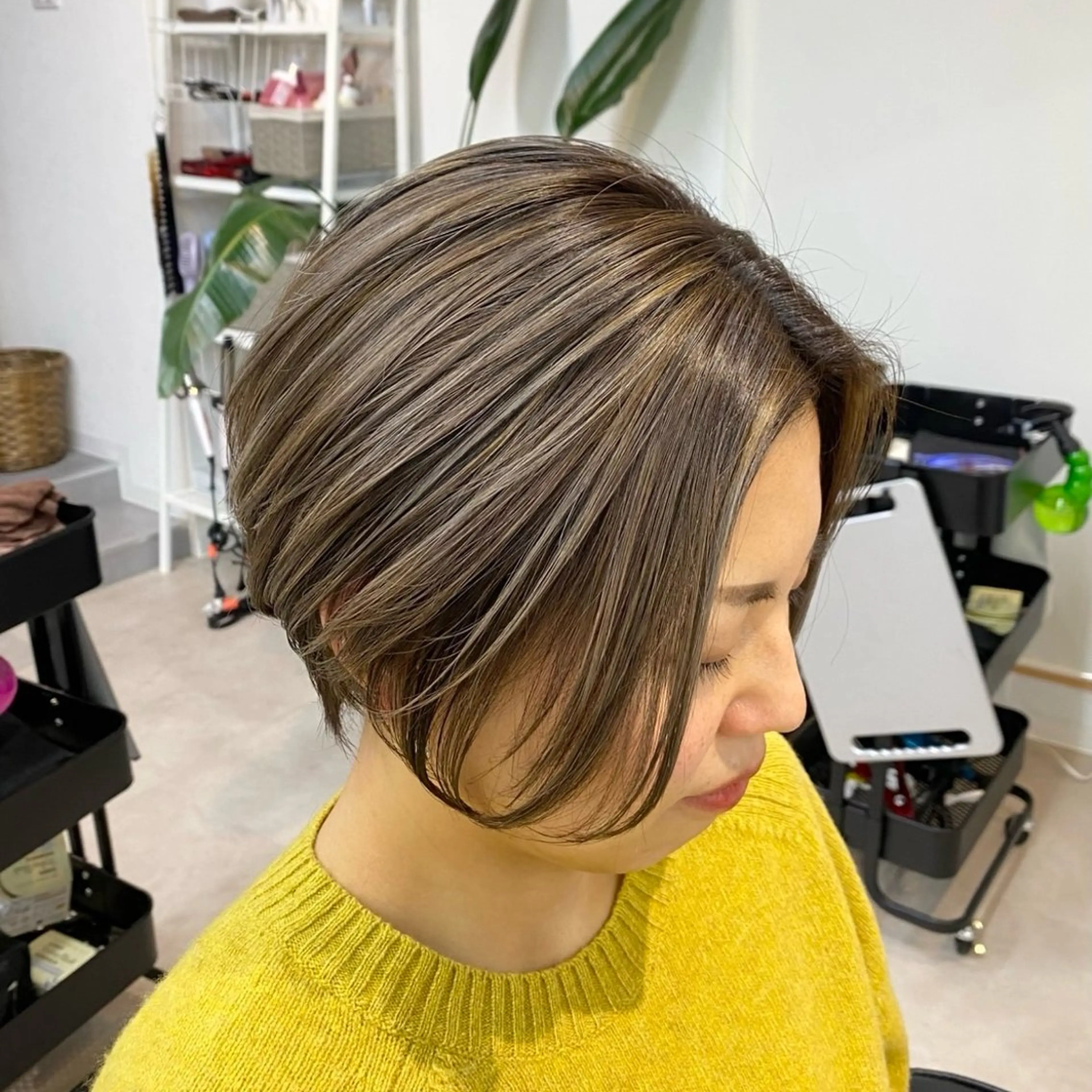 ショート カラー グレージュ ハイライトカラー ハイライト 艶カラー/レイヤー/ ハイトーン/まなみのヘアスタイル