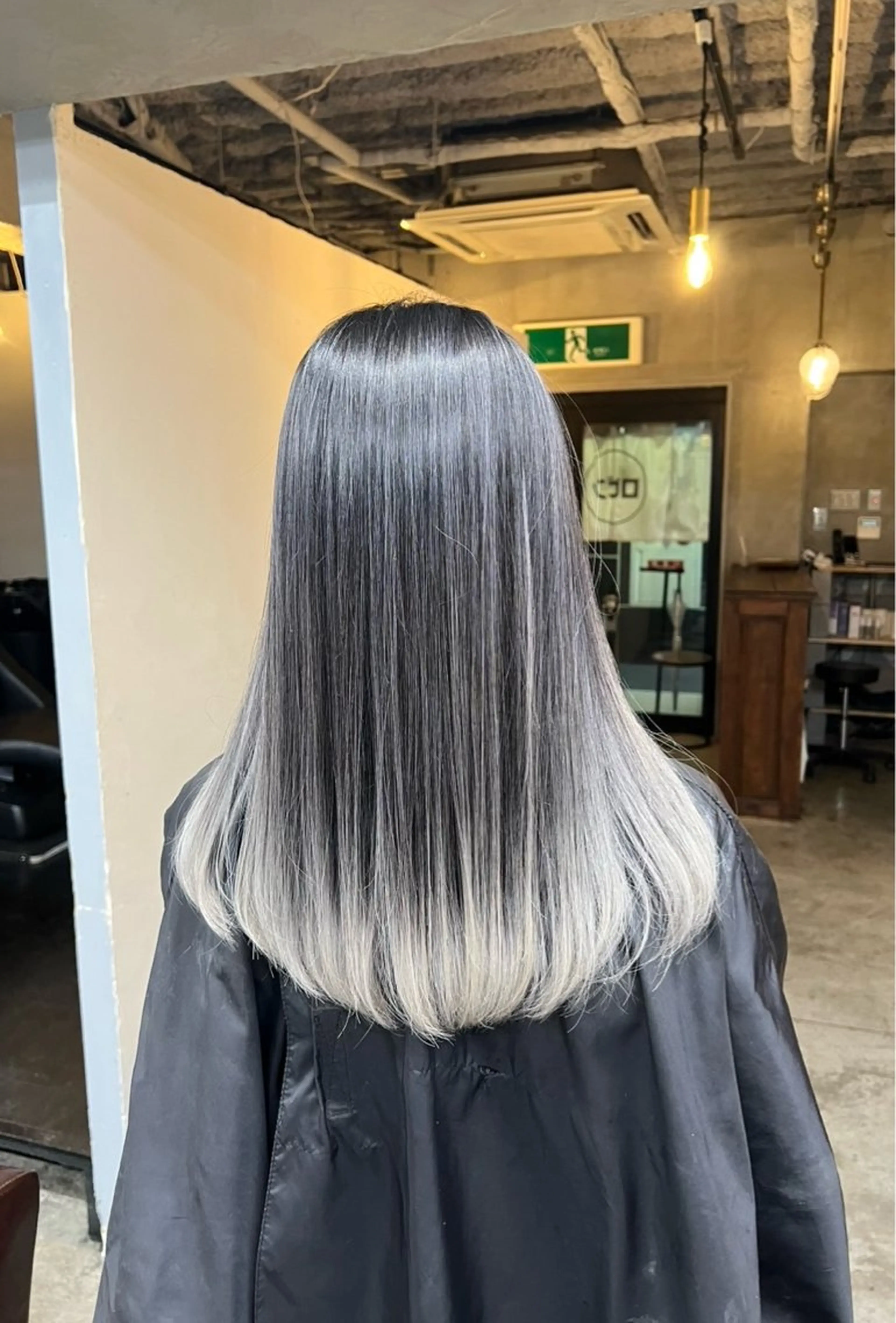 セミロング カラー バレイヤージュ シルバー ホワイトシルバー レイヤーカット ヘアカラー トリートメント ROBIN所属・指名数No.1 /NAOYAのヘアスタイル