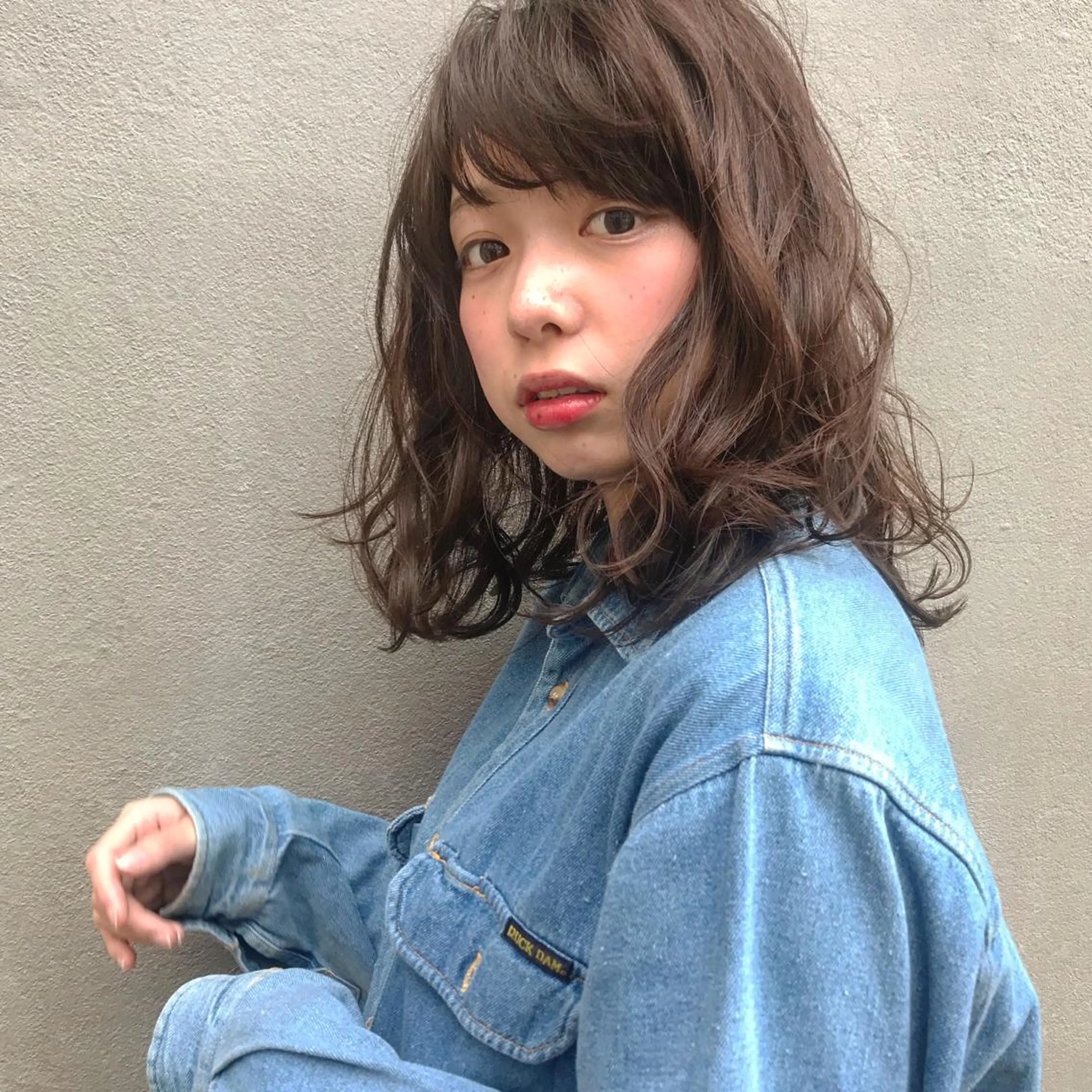 ミディアム カラー パーマ ヘアアレンジ マツエク・マツパ ミディアムパーマ ブラウンカラー モカブラウン カラーマツエク ナチュラル 垢抜け案内人 鈴木聖矢✂️のヘアスタイル