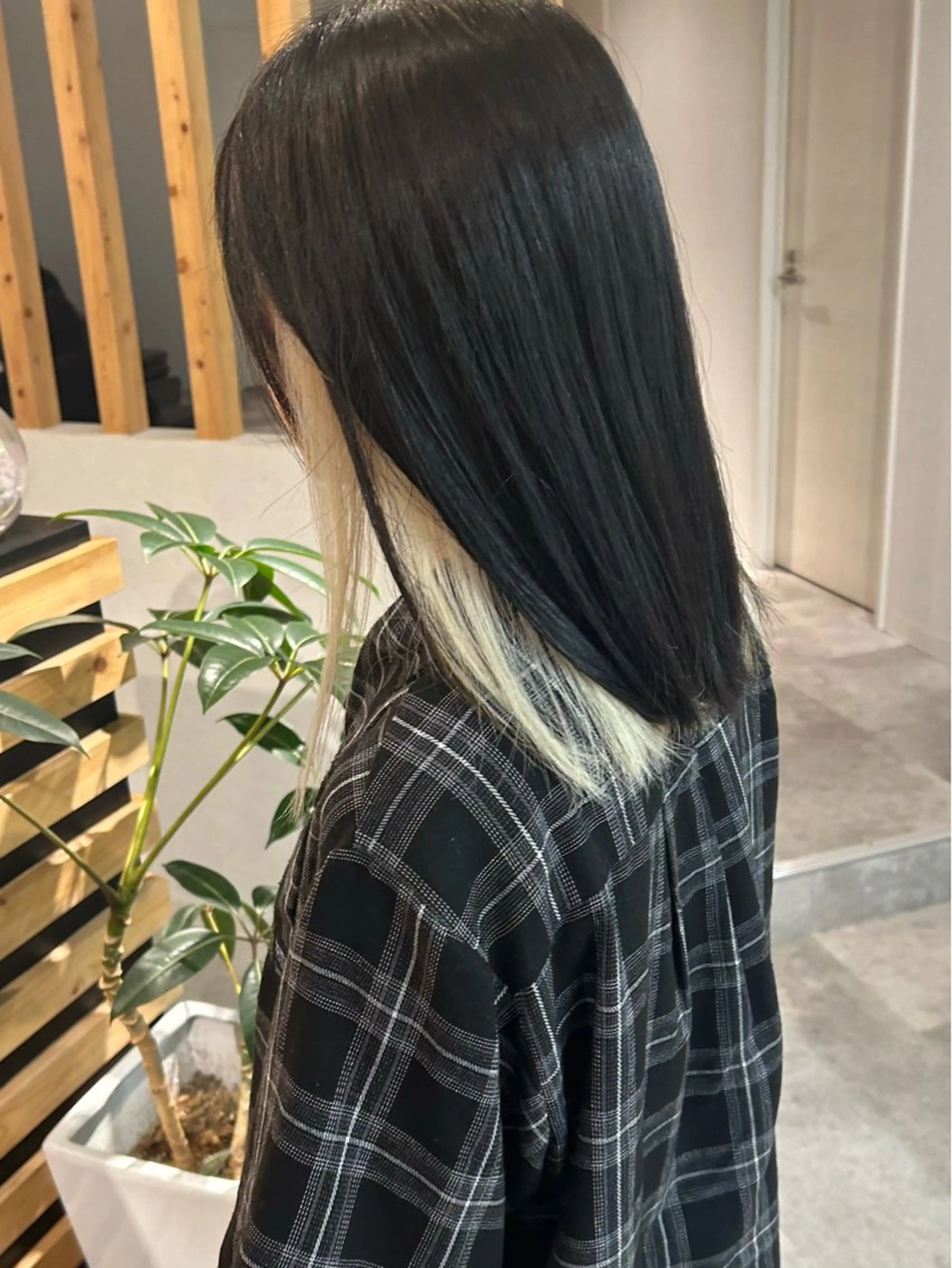 ミディアム カラー ベージュカラー インナーカラー ホワイトベージュ ヘアカラー ウルフカット レイヤーカット上柿のヘアスタイル