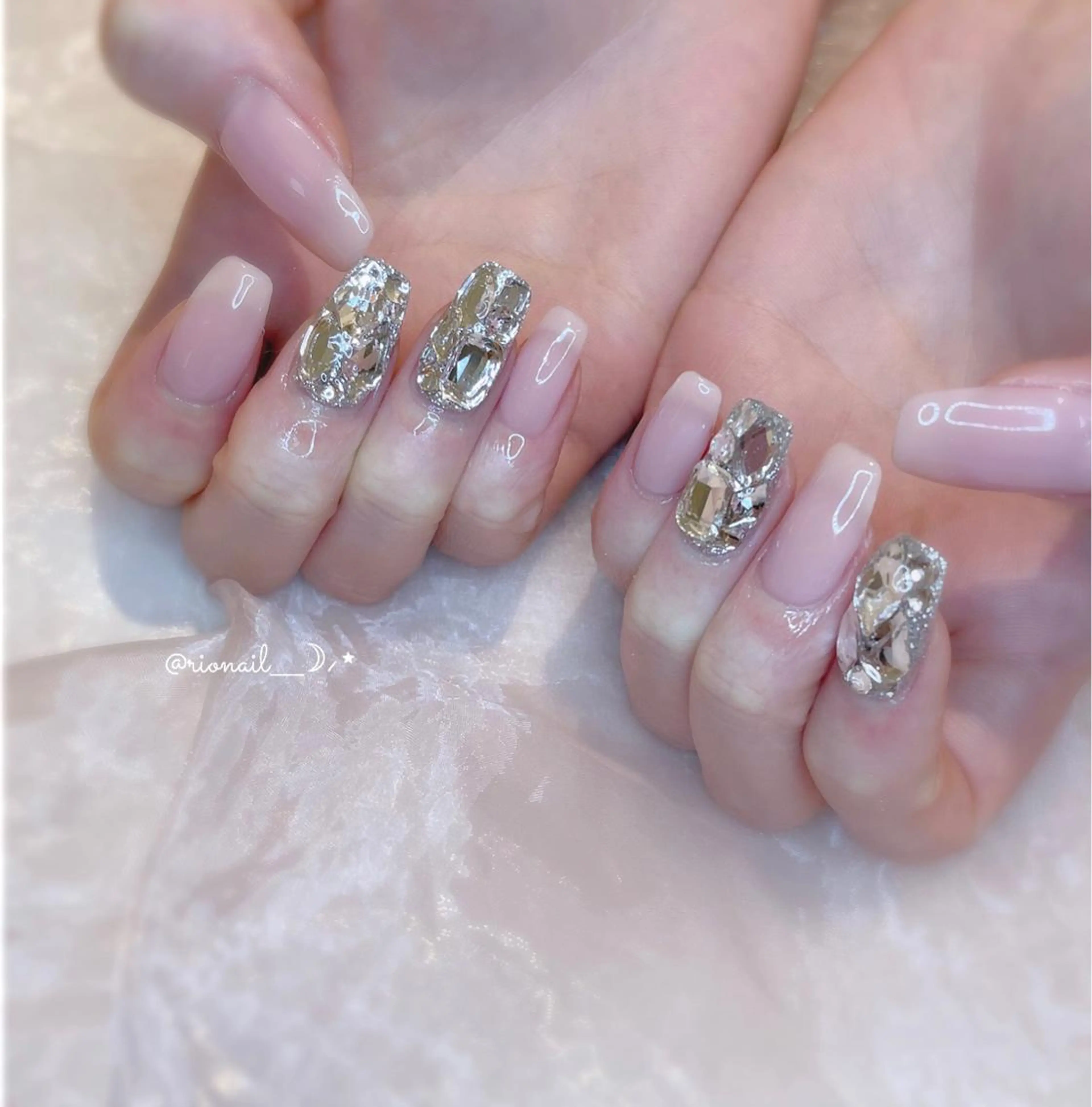 ネイル ハンドネイル 𝘙𝘪𝘰𝘯𝘢 ...🕯🤍のネイルデザイン