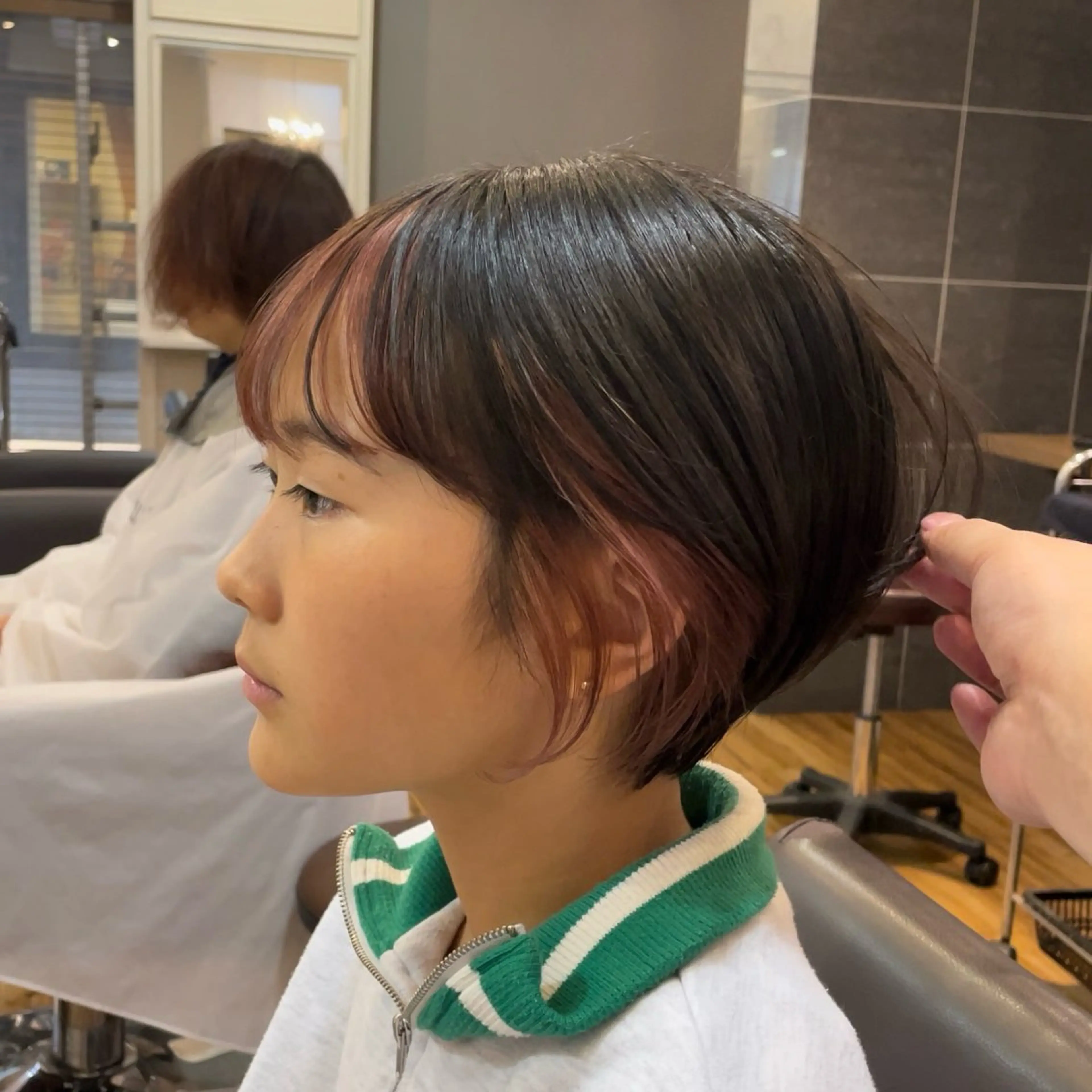 ショートカット+インナーカラー(wカラー)の写真