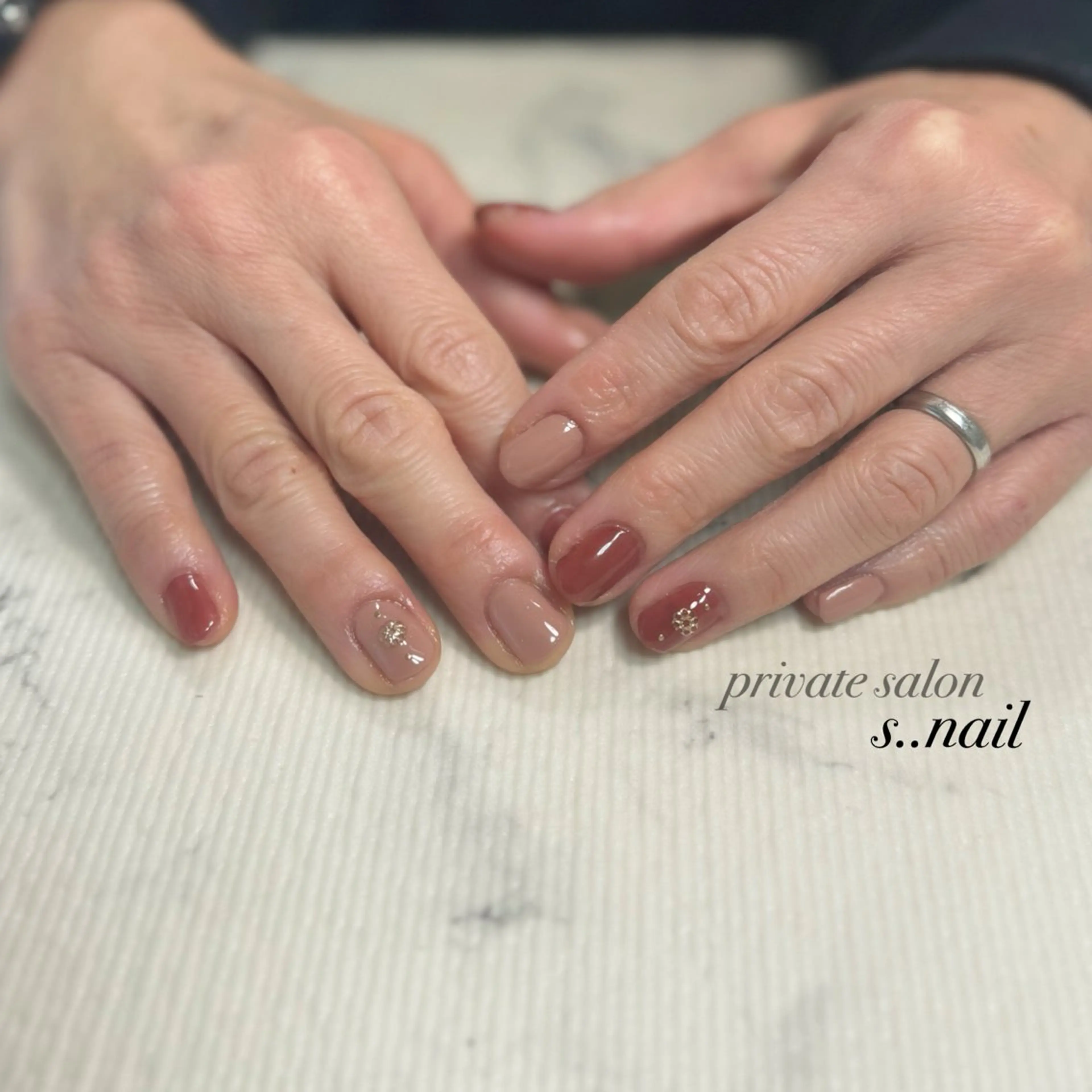 ネイル ブラウン 赤色 ハンドネイル フットネイル s..nail / MORITAのネイルデザイン