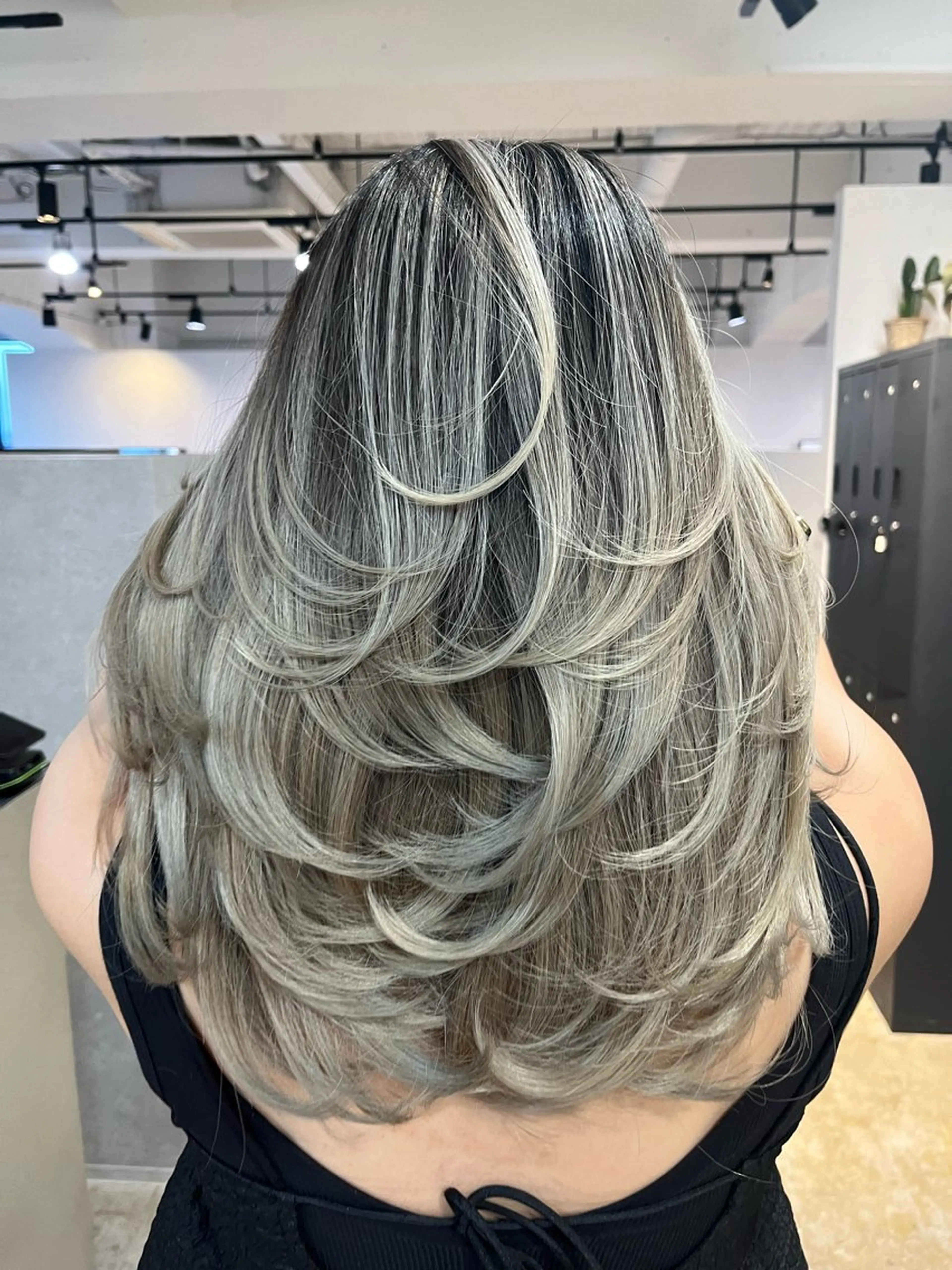 セミロング レイヤーカット Merly Osakaのヘアスタイル