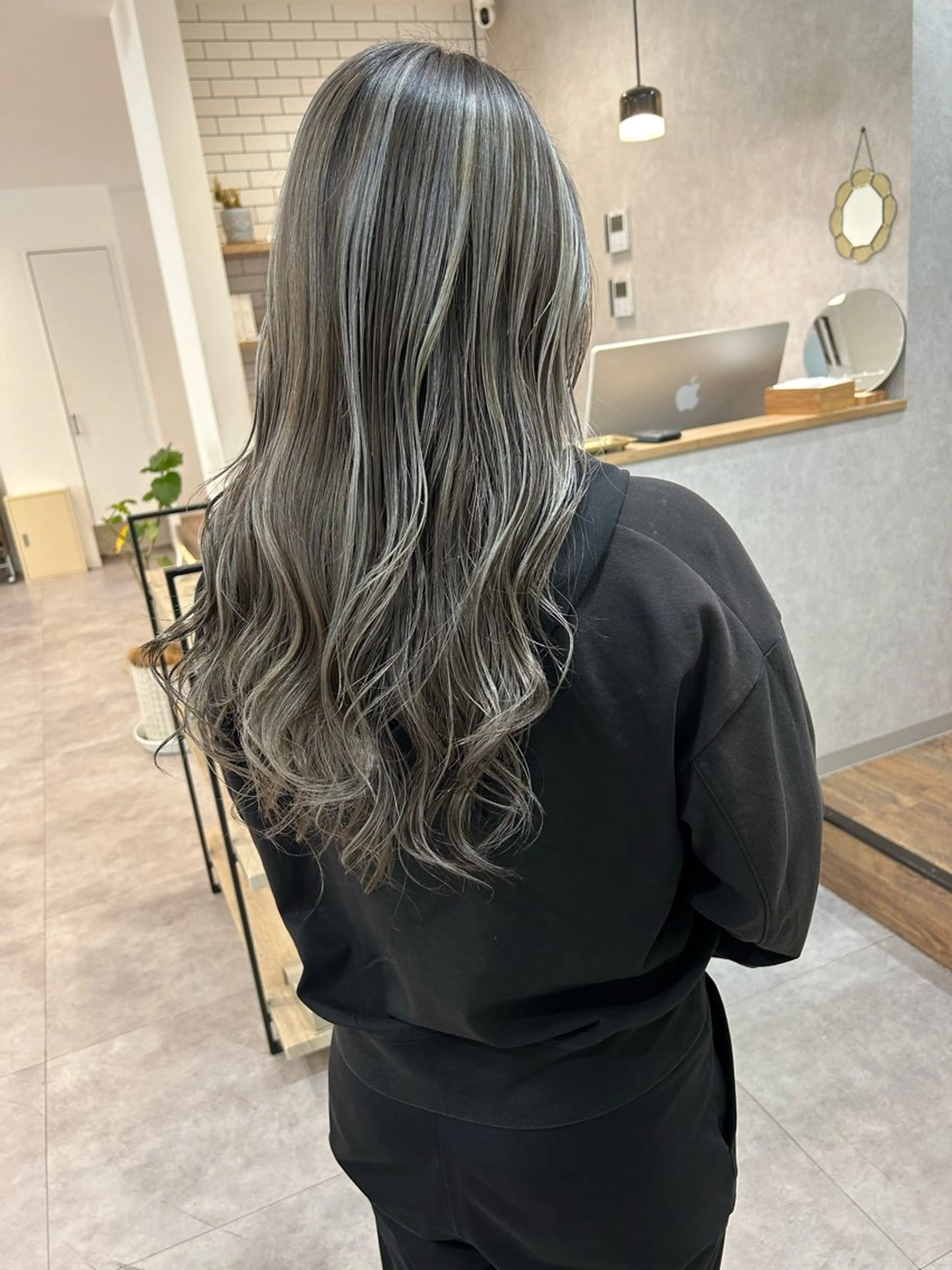 ロング カラー アッシュ アッシュグレー アッシュグレージュ ブリーチ ケアブリーチ ヘアカラー トリートメント ボブ/ハイトーン 福生Radix 下田のヘアスタイル