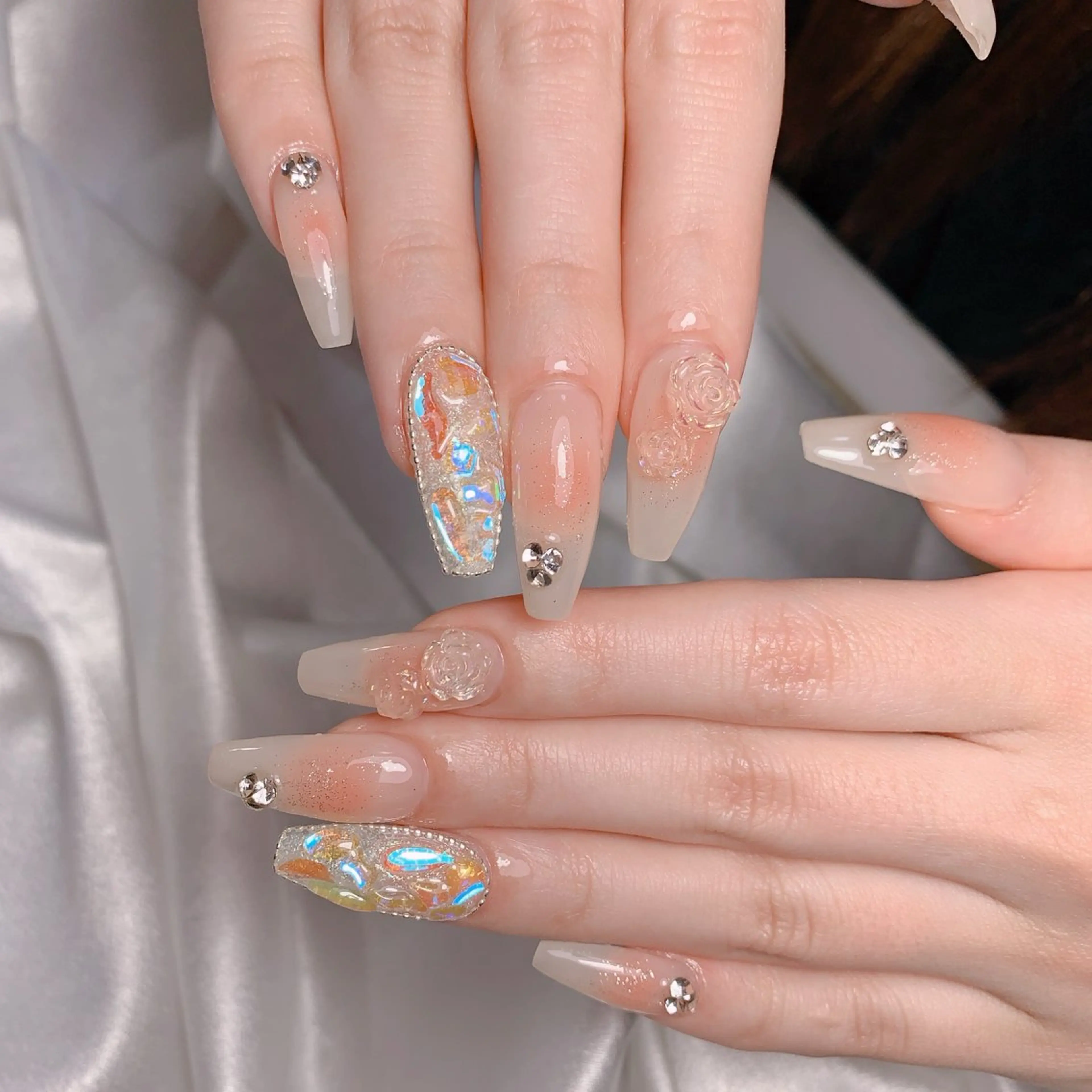 ネイル ブルー チークネイル フレンチネイル ハート ホログラムネイル ハンドネイル インフィニティ ネイルサロンのネイルデザイン