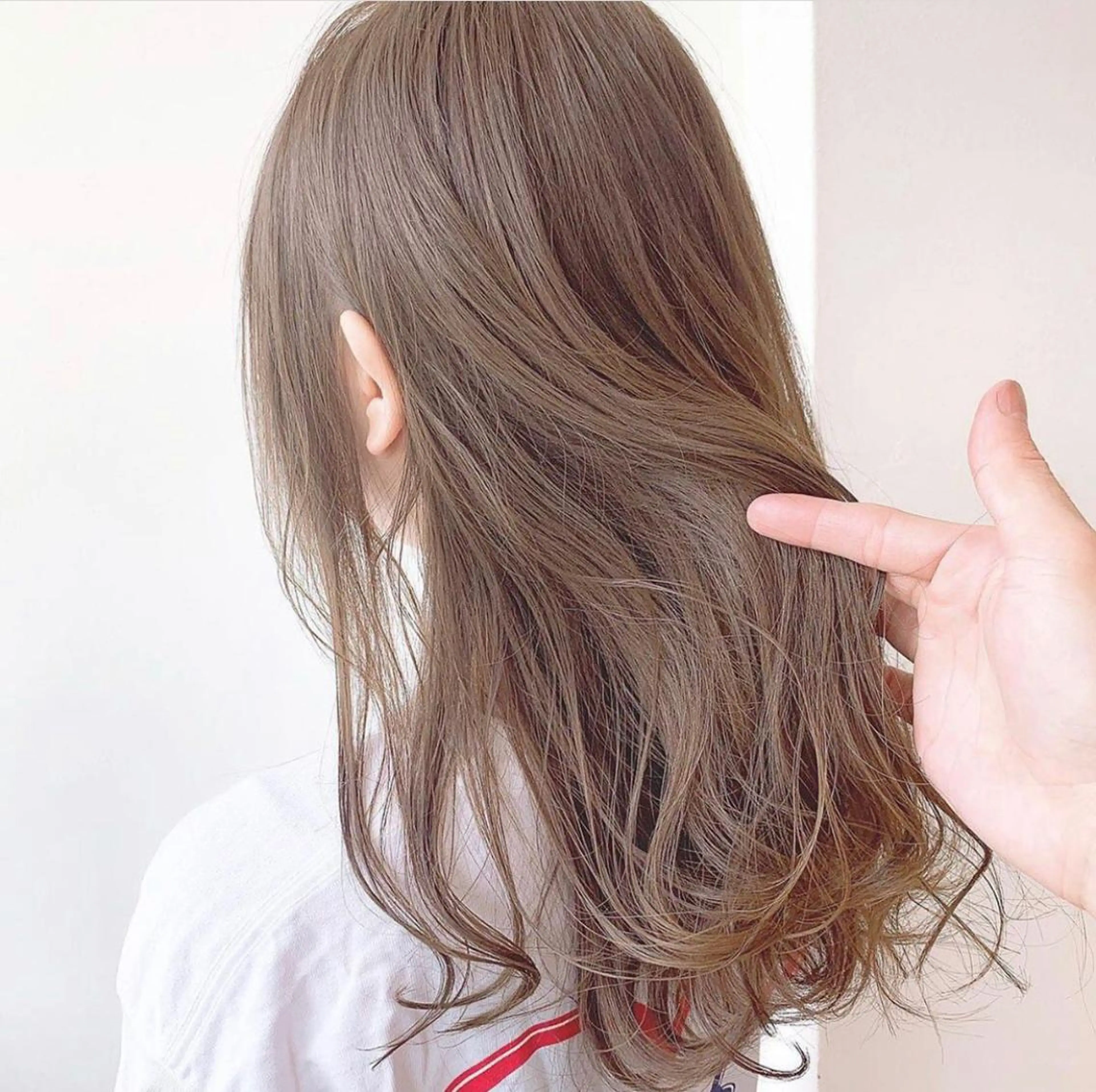 ミディアム カラー レイヤーカット 透明感カラーのヘアスタイル