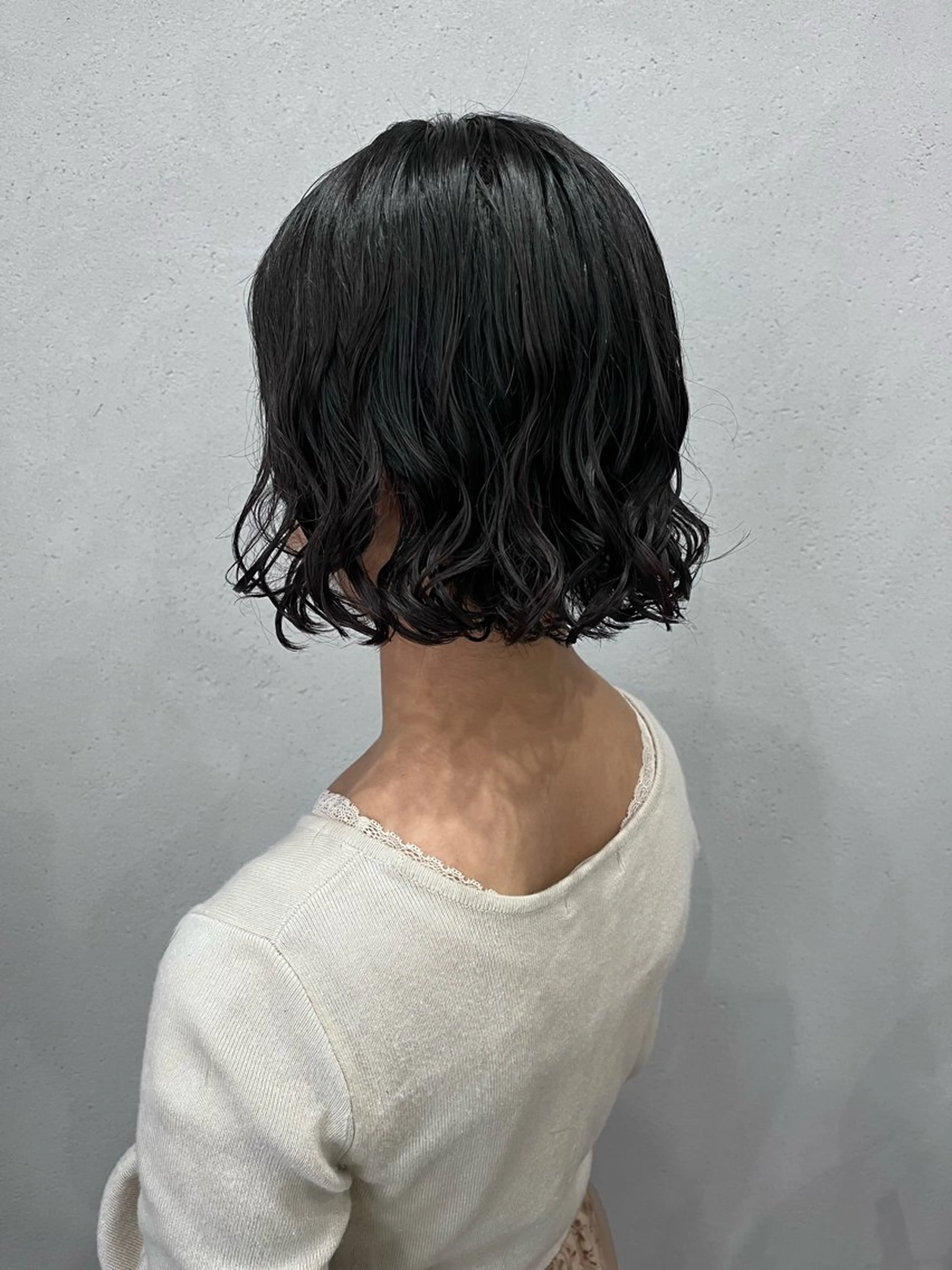 ミディアム パーマ 曲がる縮毛矯正 センターパートのヘアスタイル