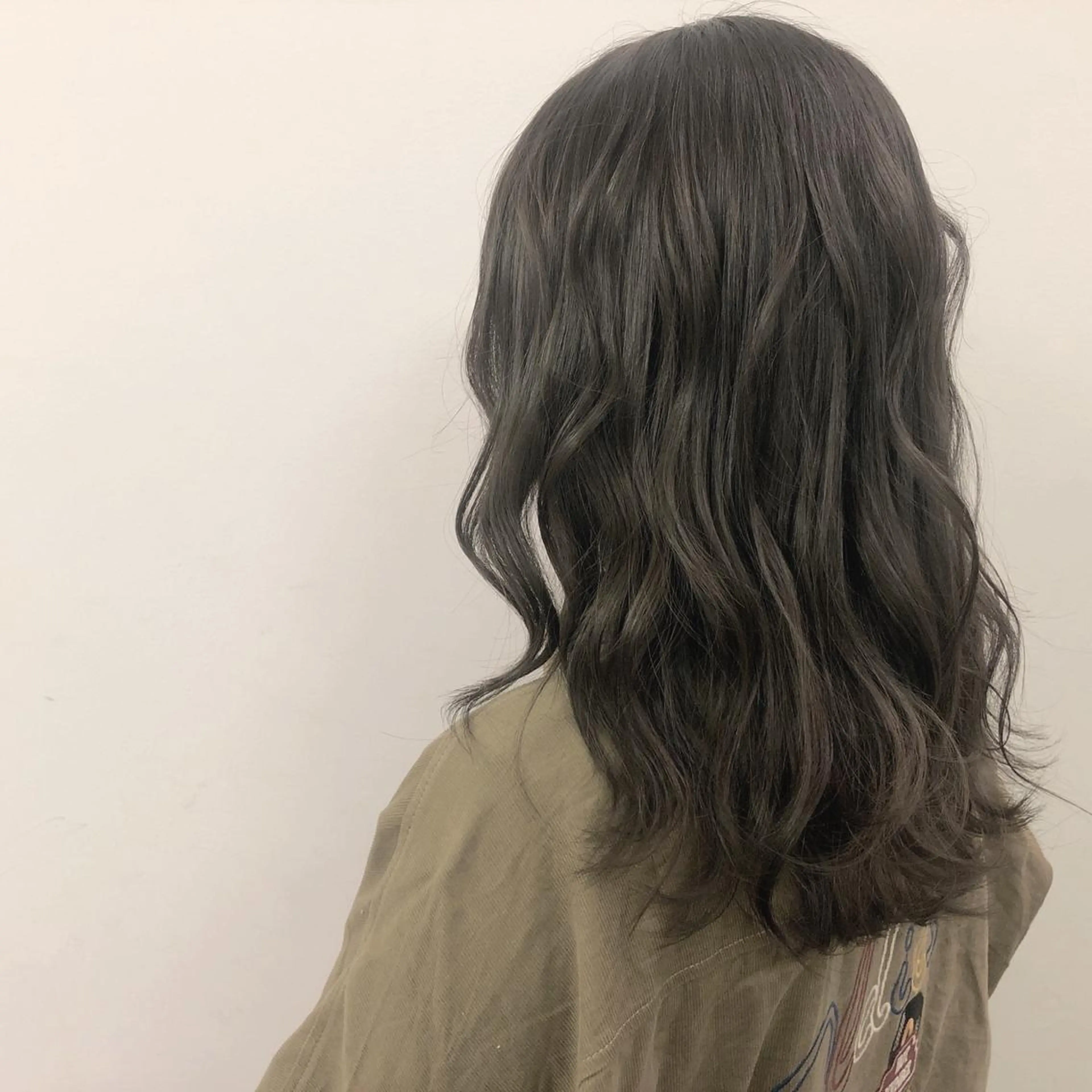 ミディアム カラー ブリーチ 透明感カラー グレージュ メンズ レイヤー ウルフ 弓木啓輔のヘアスタイル