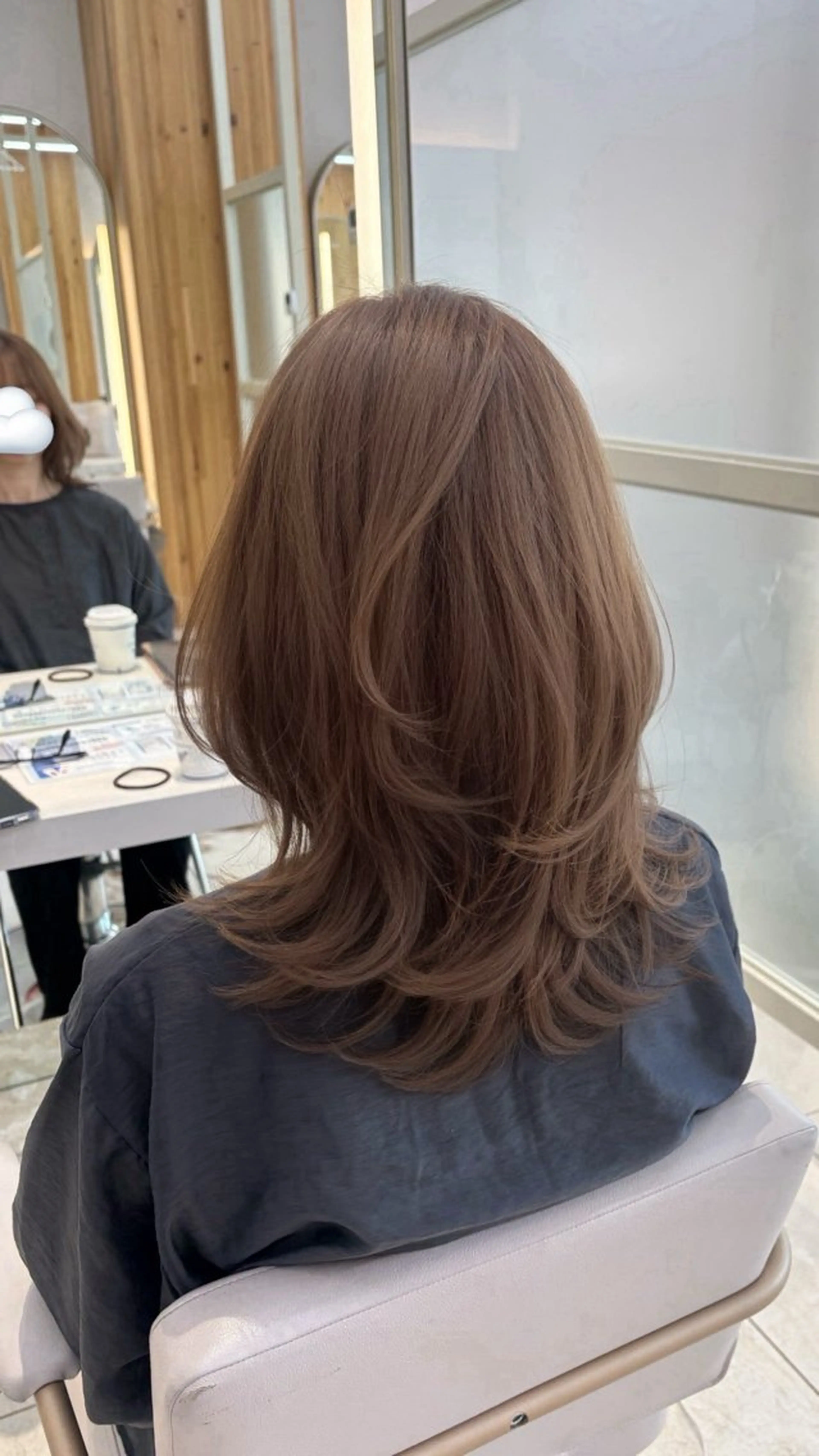 ミディアム カット かなこ／重めレイヤー ／透明感カラーのヘアスタイル