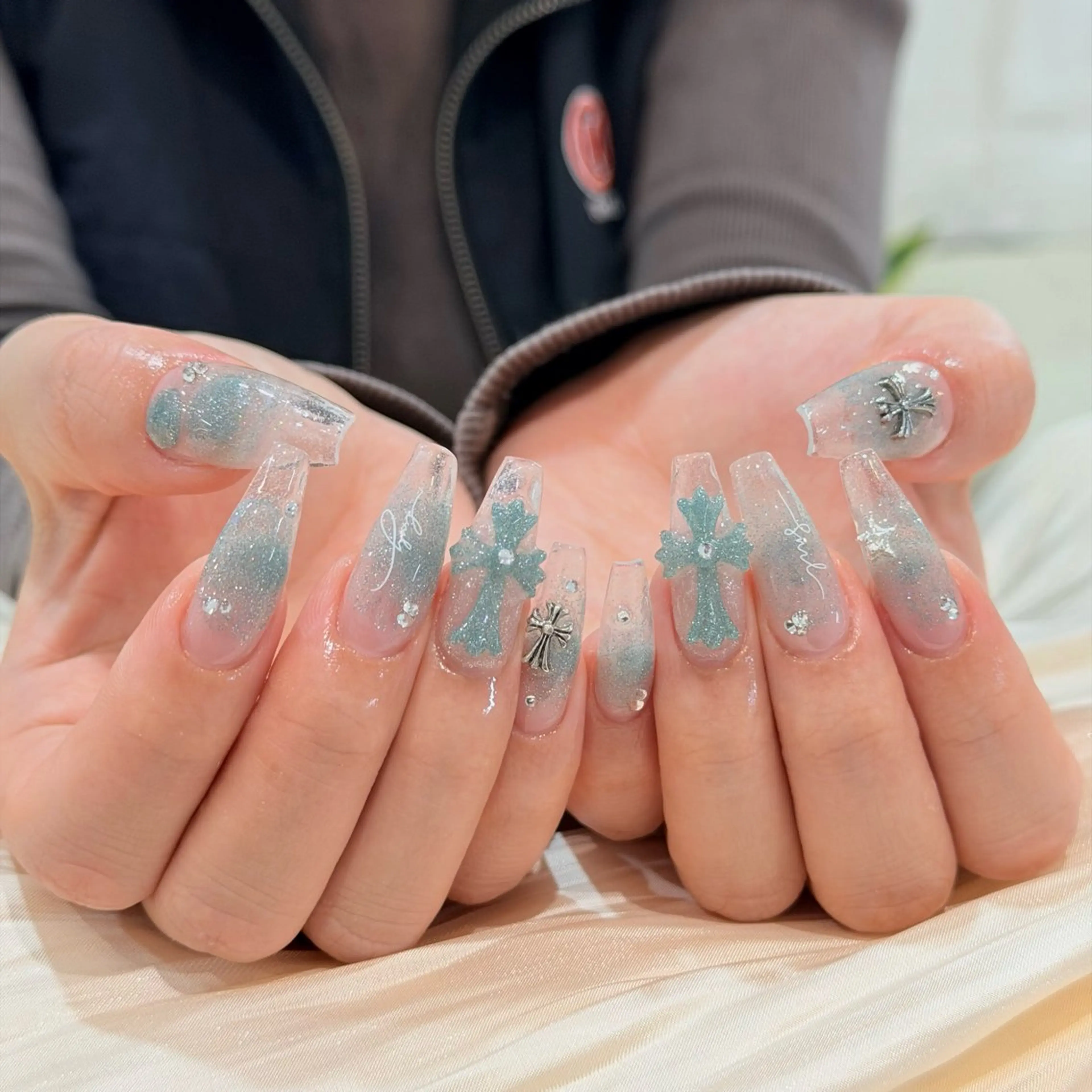 ネイル オーロラネイル 長さ出し フラッシュネイル フットネイル フレンチネイル ハンドネイル Luci Nailのネイルデザイン