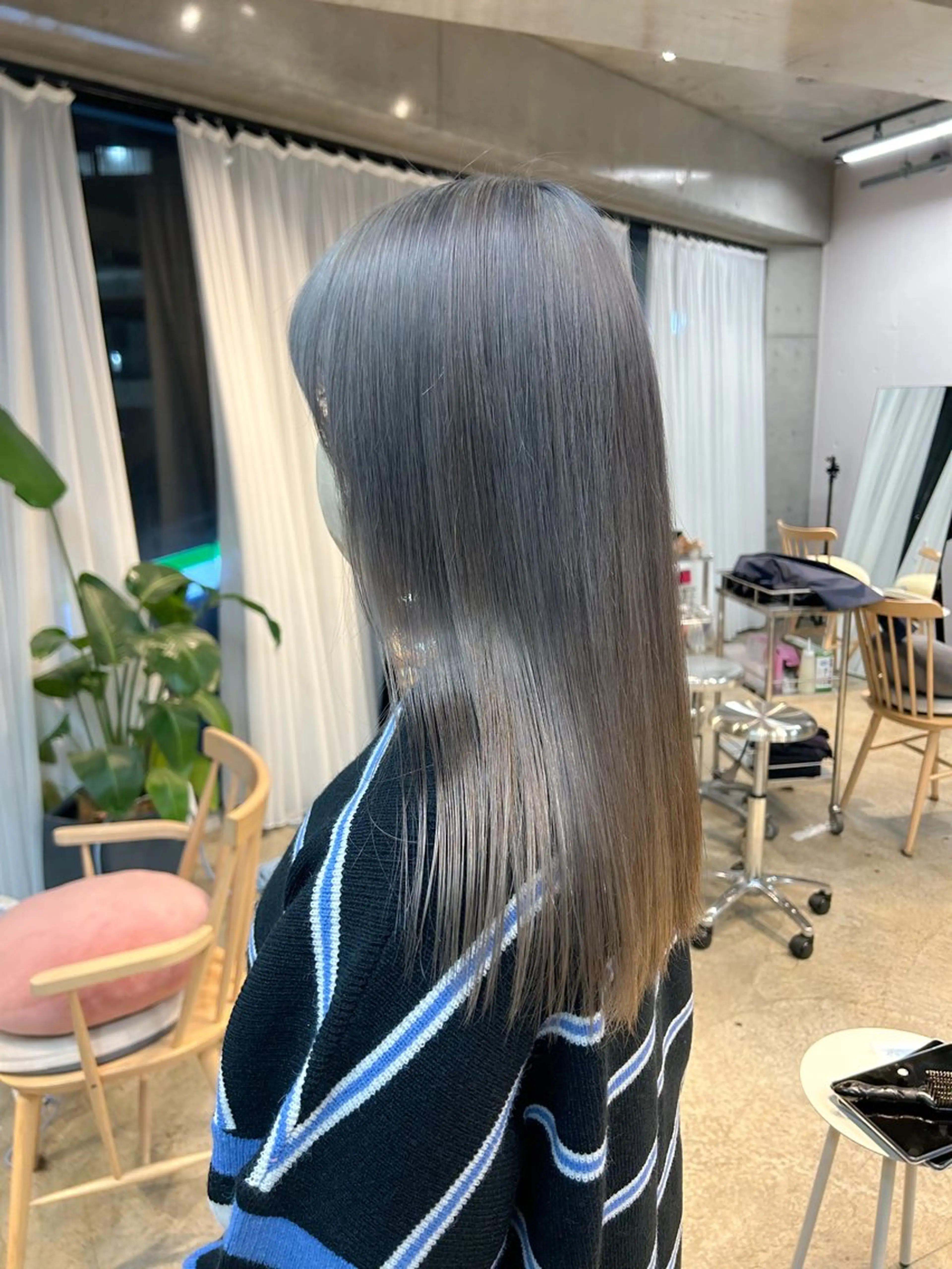 カラー アッシュ ブリーチ ダブルカラー ブリーチなしカラー シルバー ウルフ/レイヤー/ ブリーチカラーのヘアスタイル