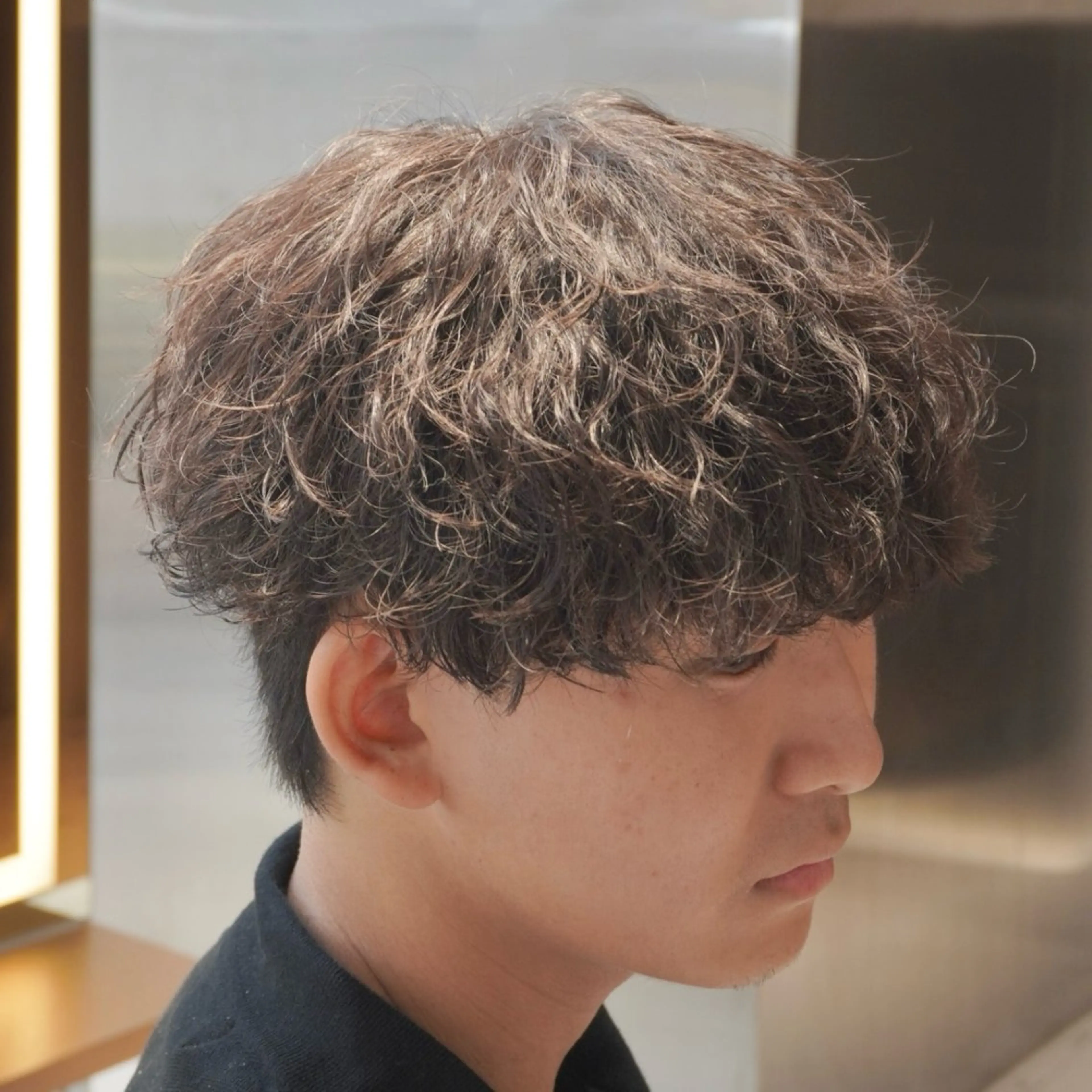 パーマ メンズ キッズ メンズブリーチ センターパート フェザーパーマ カルマパーマ メンズパーマ カット パーマ トリートメント HIKARI メンズ満足度No.1のヘアスタイル