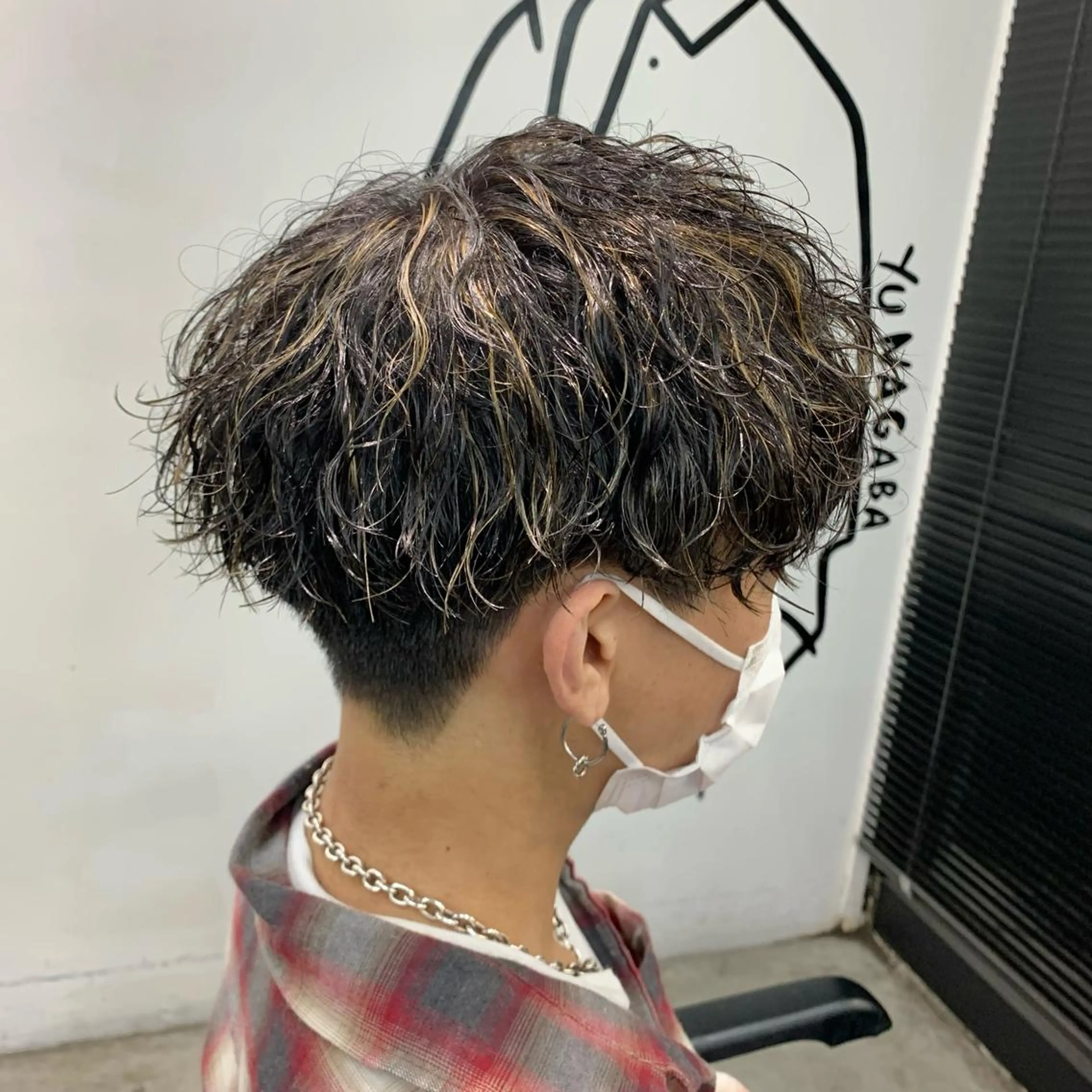 ショート カラー パーマ メンズ メンズハイライト メンズパーマ 波巻きパーマ ハイライトカラー ハイライト カット ヘアカラー パーマ メンズ特化美容師/ 藤戸 椋のヘアスタイル
