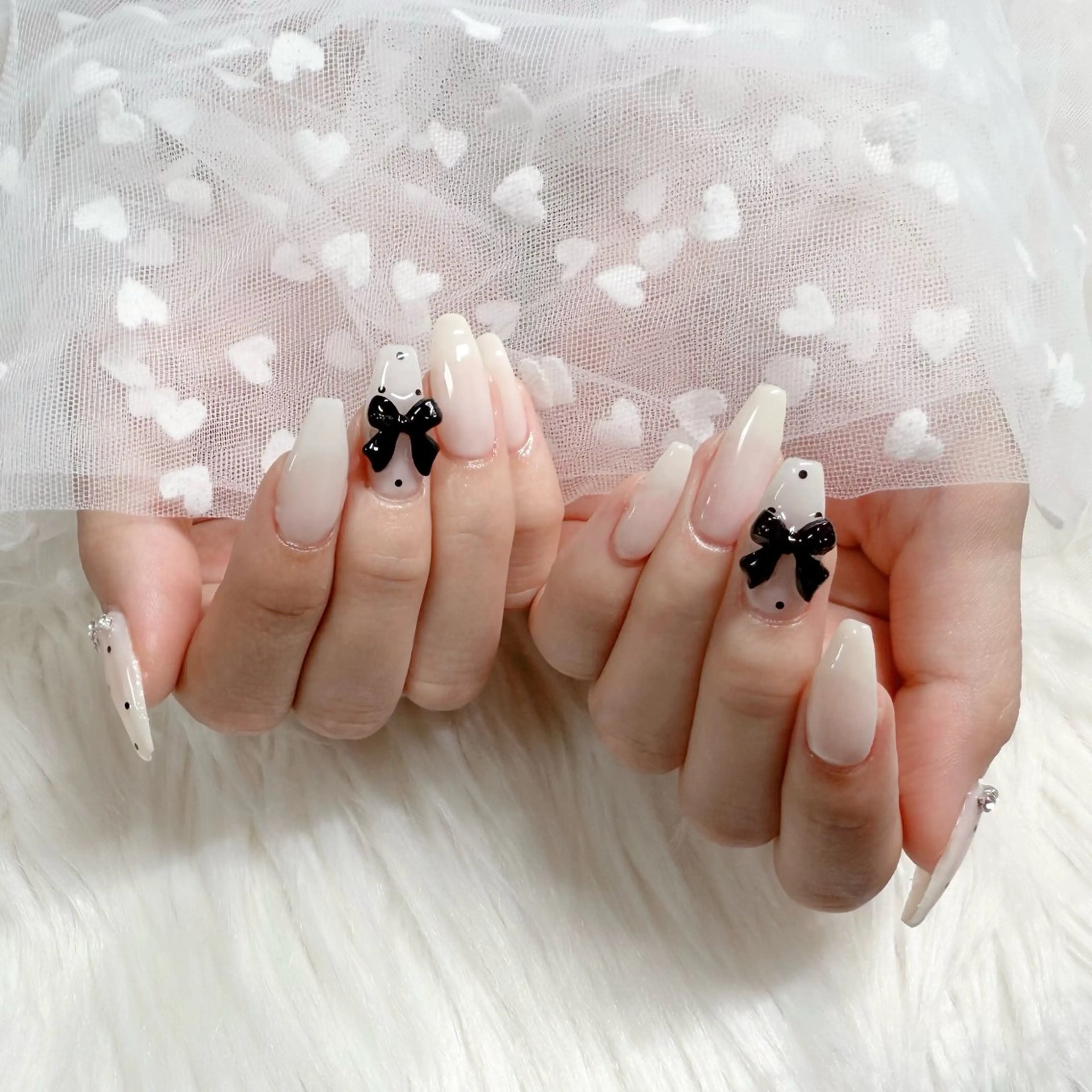 ネイル ドット リボン ハンドネイル ✩.*🎀 aoi🎀のネイルデザイン