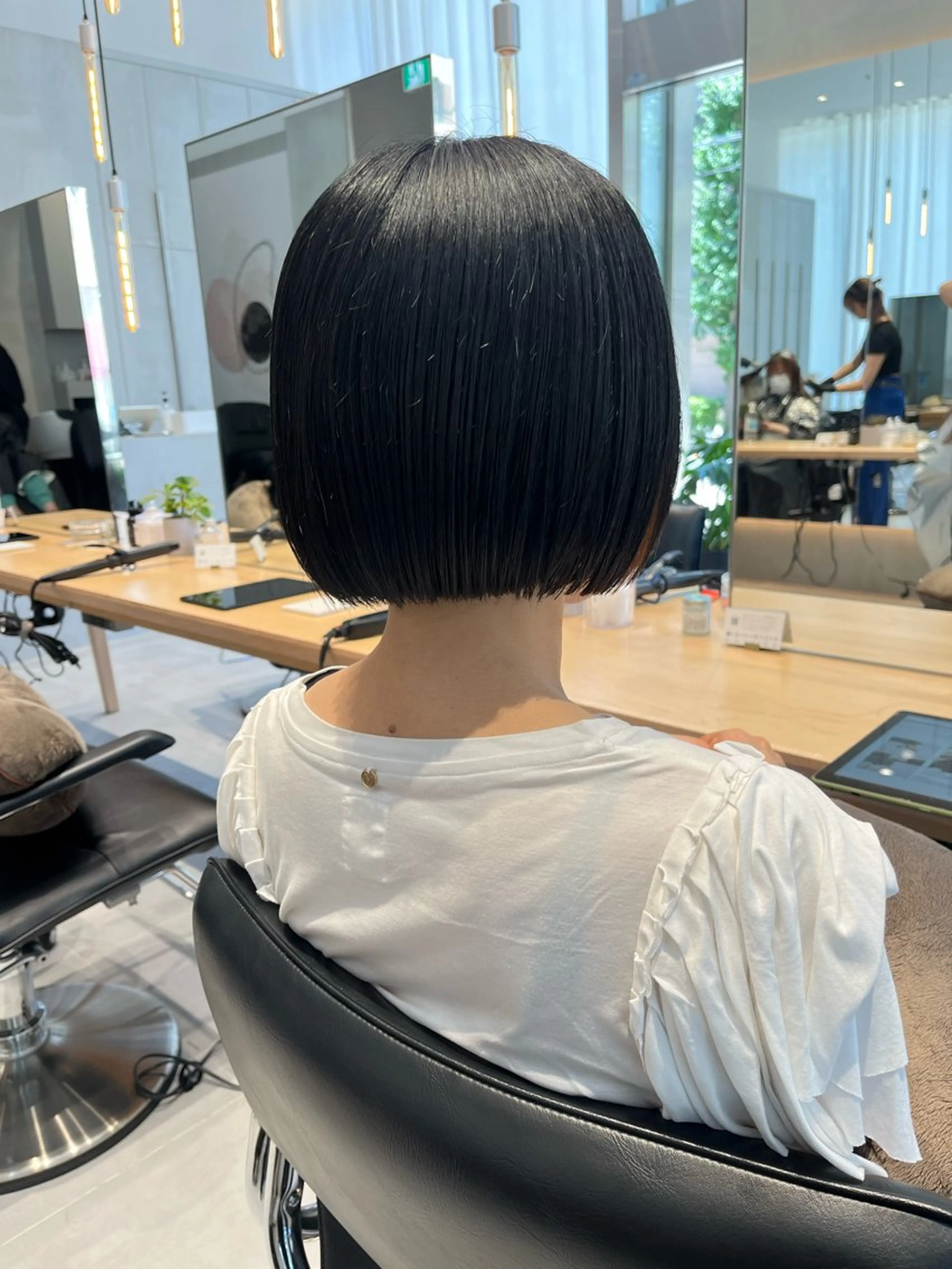 ショート カラー ミオ💎ショート 透ける暗髪のヘアスタイル