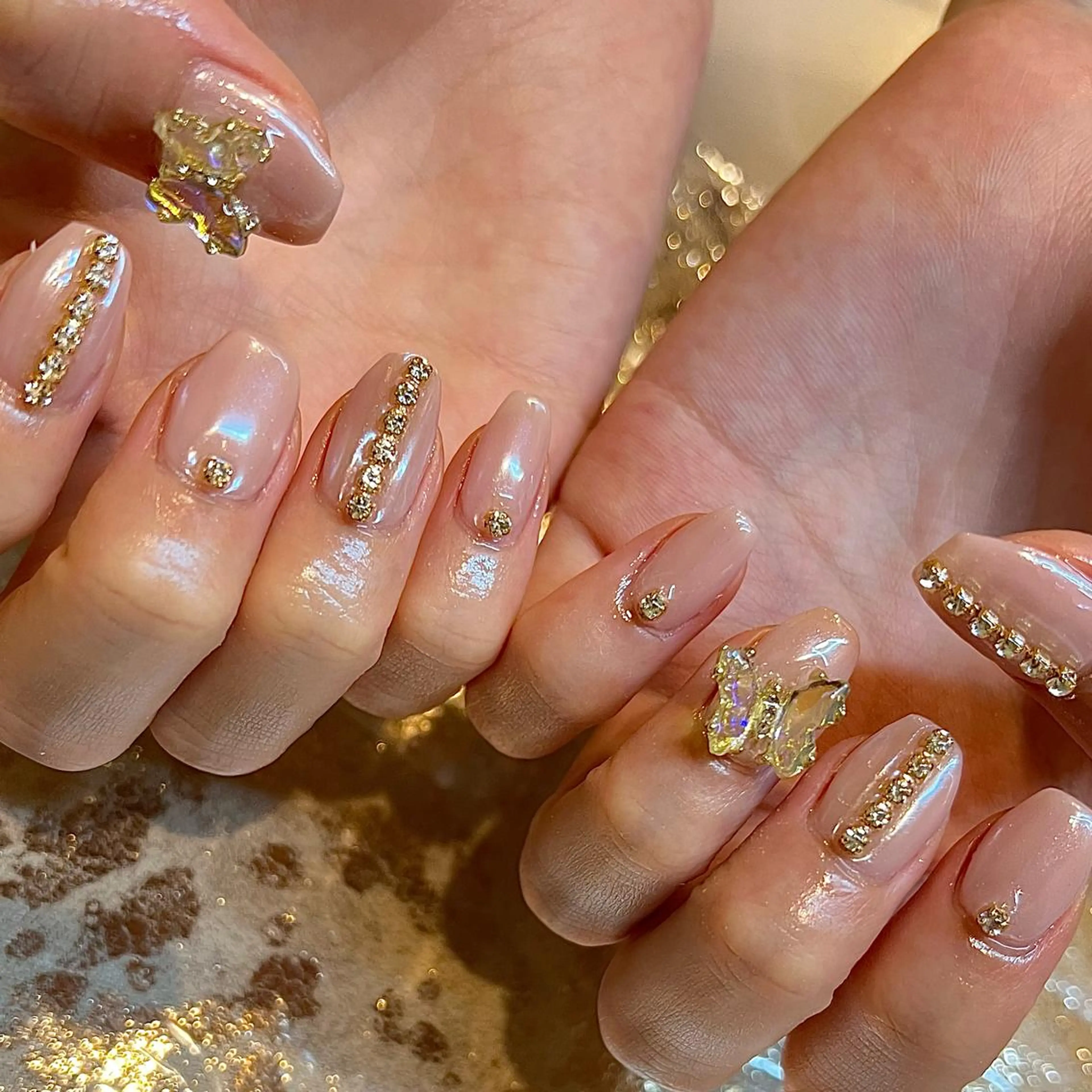 ミディアム ネイル キラキラネイル ハンドネイル H🌺 NAILのネイルデザイン