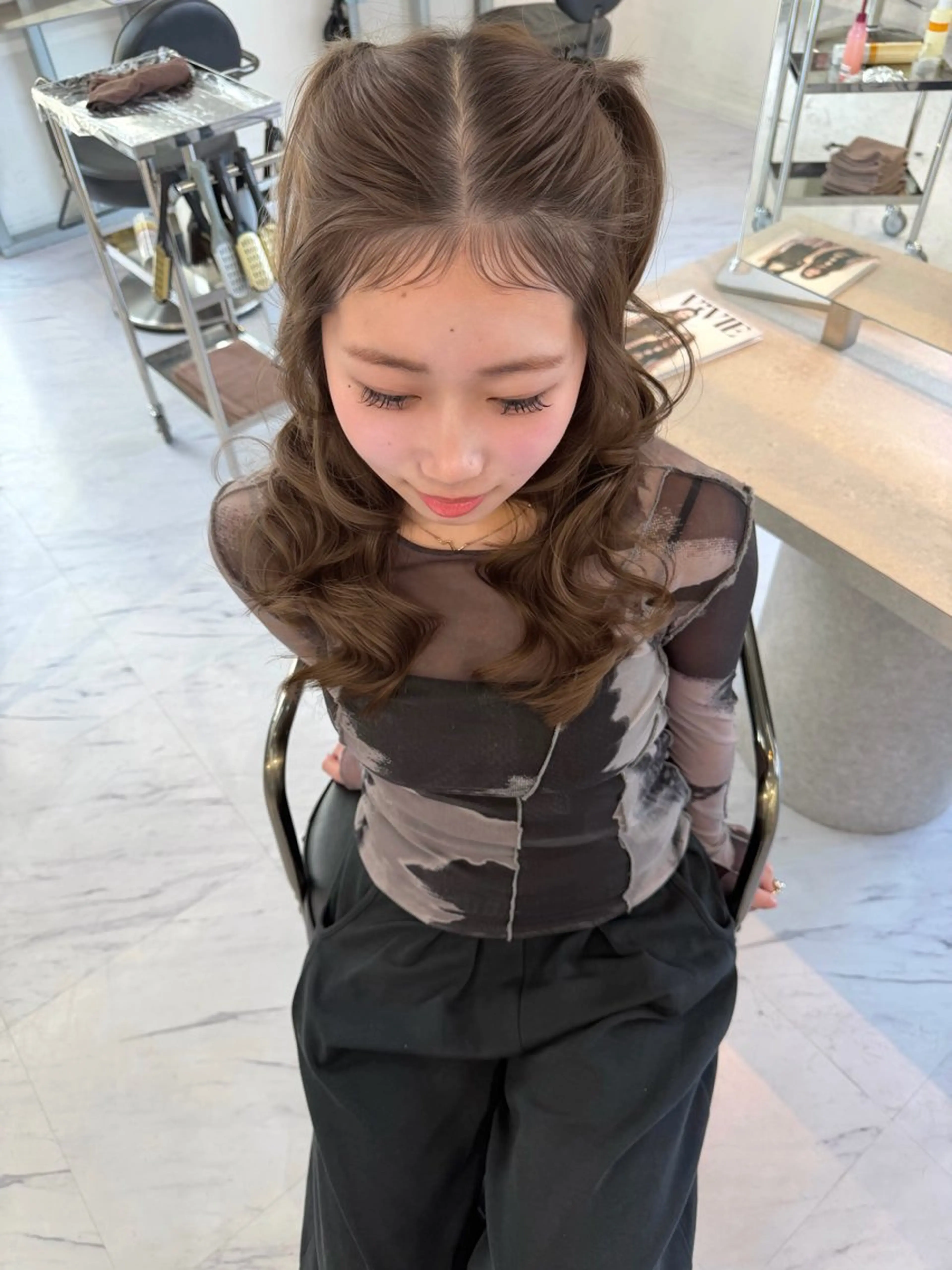 ロング カラー パーマ ヘアアレンジ ベージュカラー ブリーチ ケアブリーチ デザインカラー ダブルカラー カット ヘアカラー パーマ トリートメント TATSUブリーチ/ ミルクティーベージュのヘアスタイル