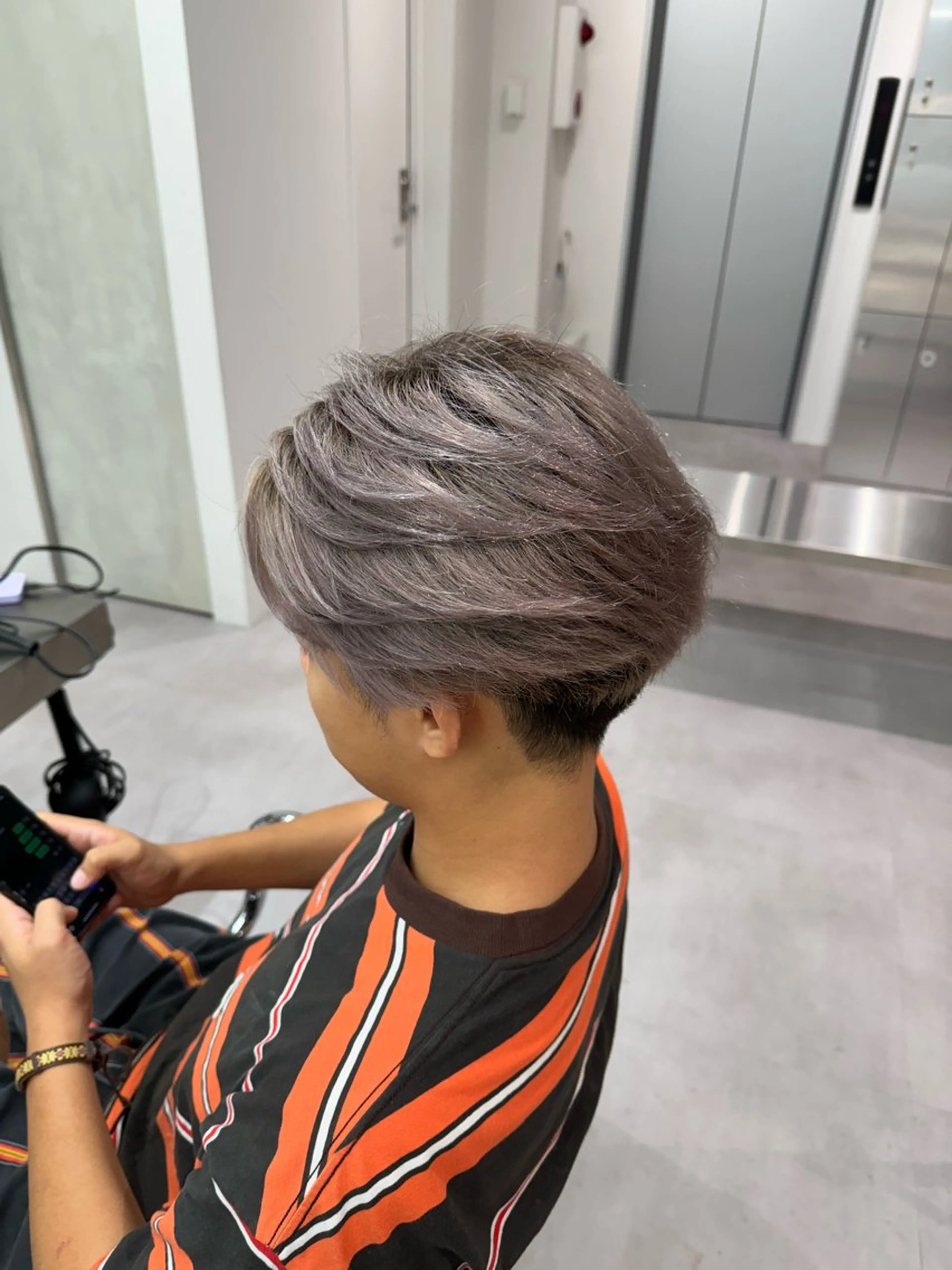 カラー メンズ 透明感カラー シルバー ブリーチ/パーマ特化 片平和寿のヘアスタイル