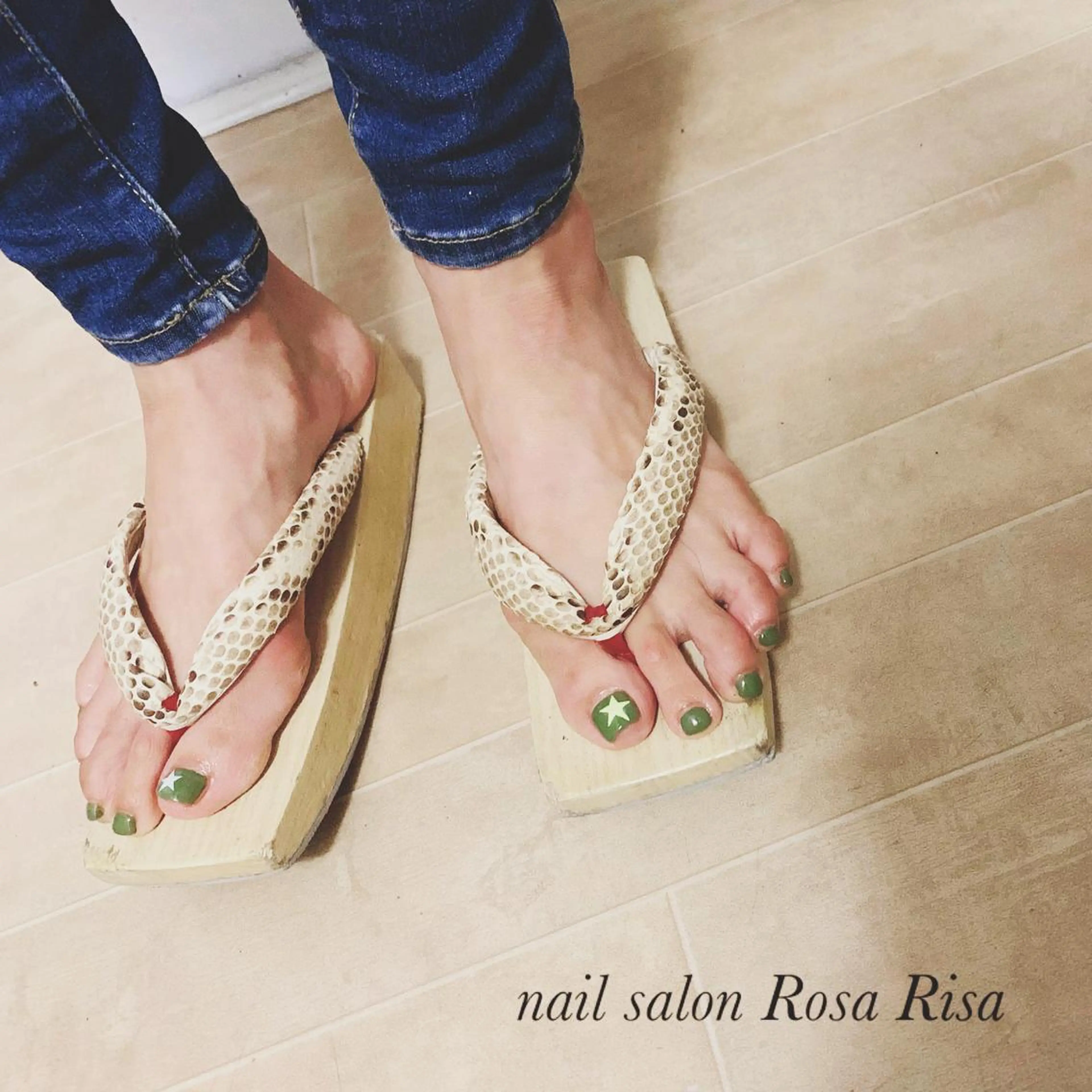 ショート ネイル イエローカラー フットネイル ホワイト 黄色 ネイルスタジオ シェイクユアハンズのネイルデザイン