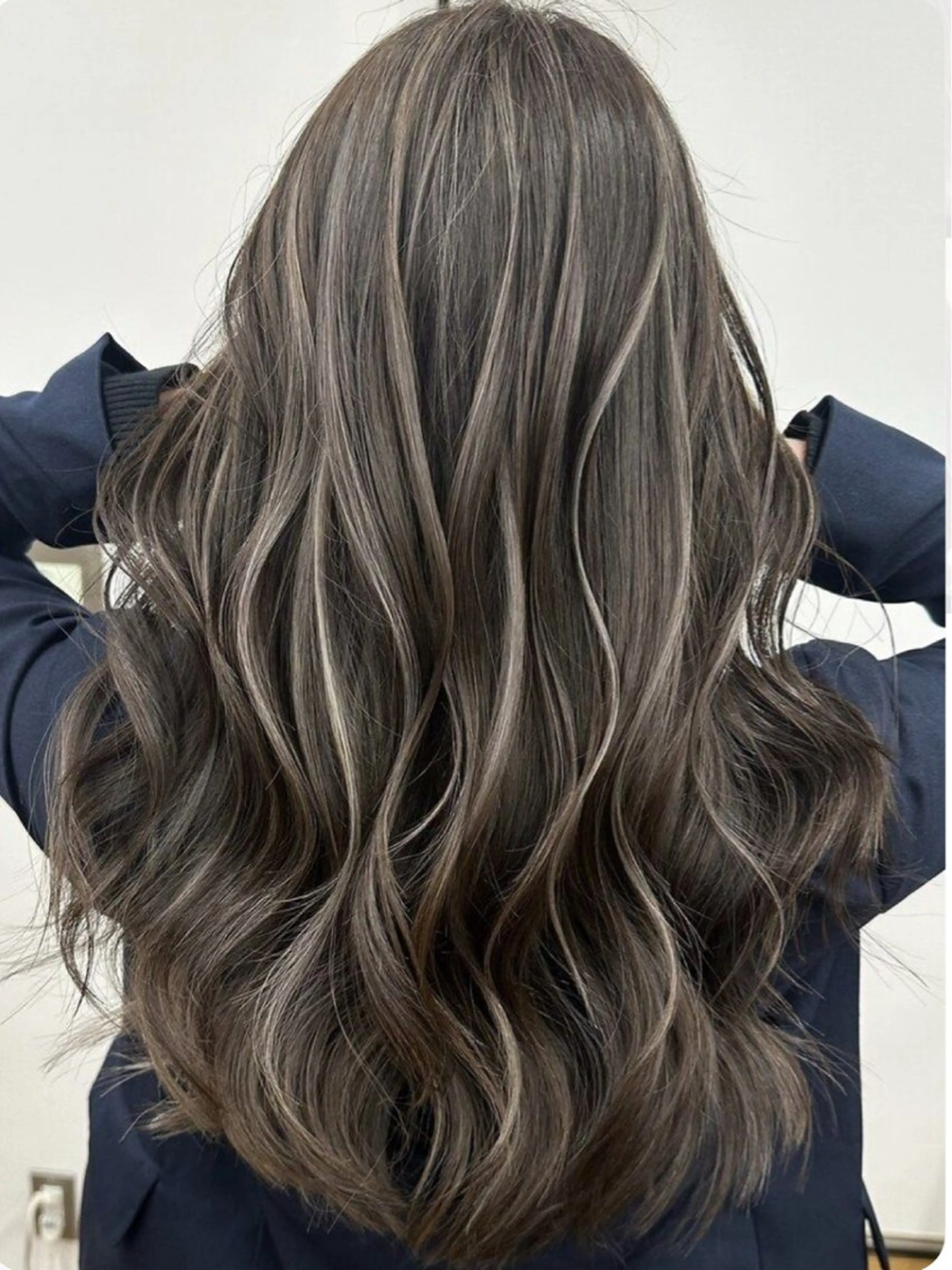 ロング ハイライト 岩尾 萌々子のヘアスタイル