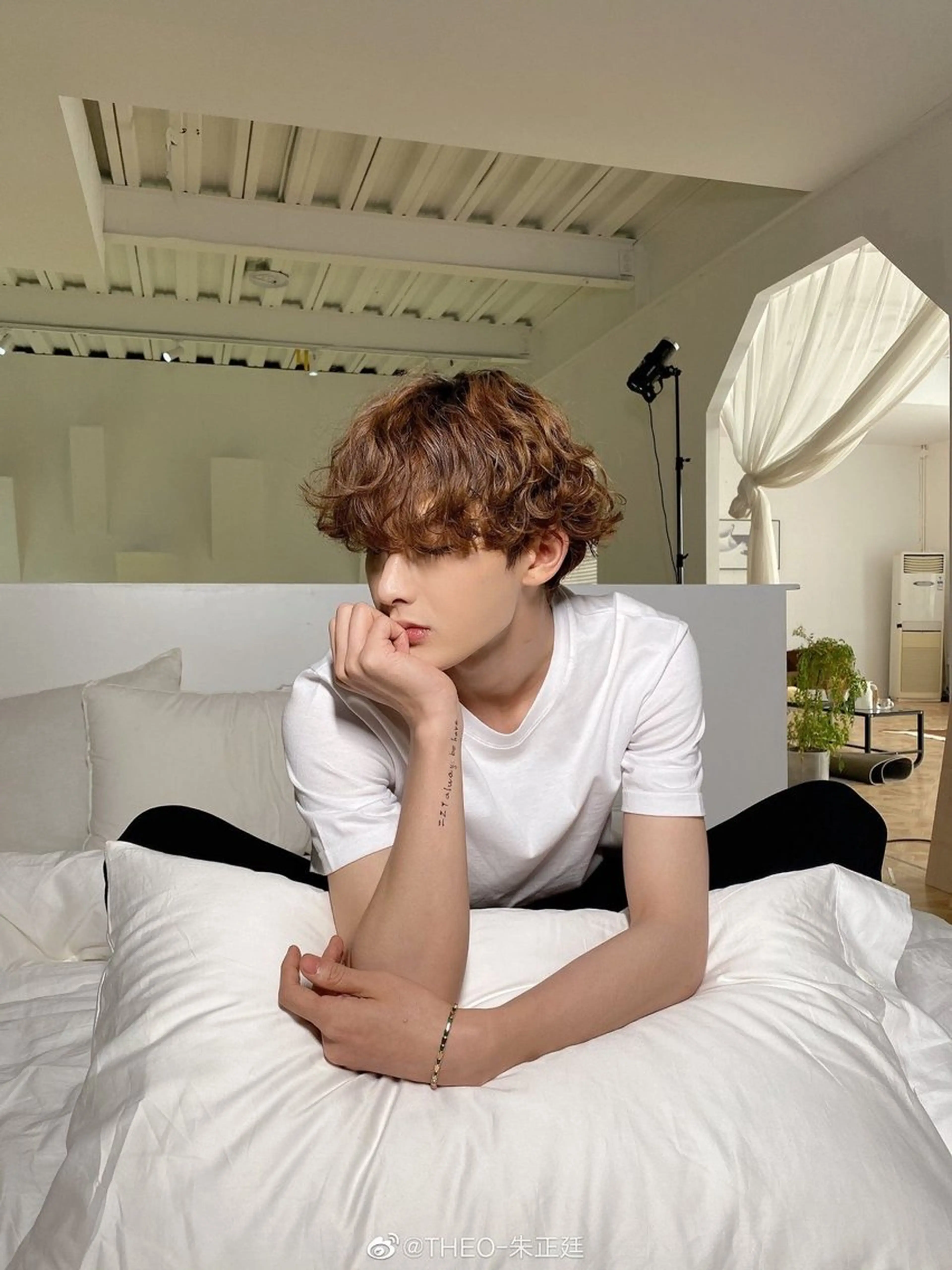 ミディアム パーマ 曲がる縮毛矯正 センターパートのヘアスタイル